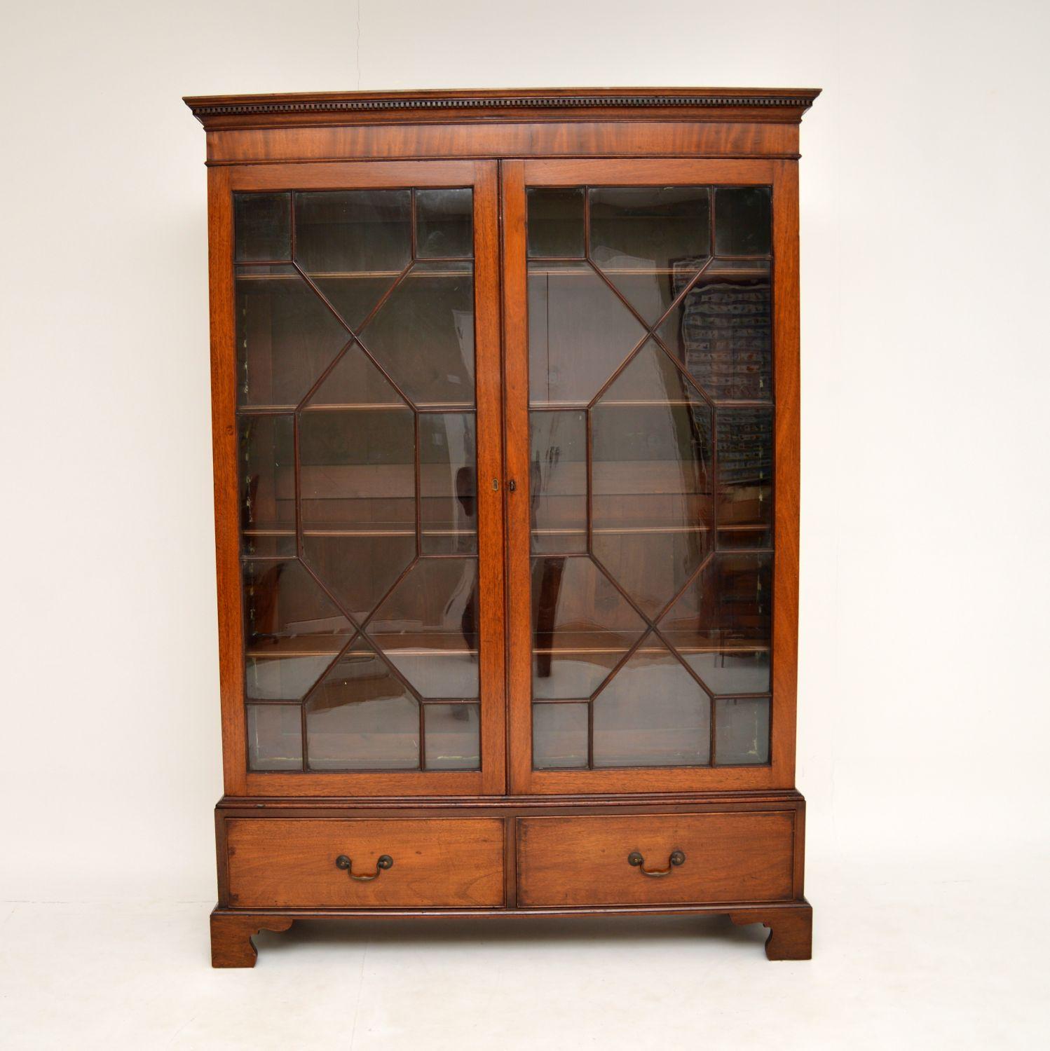A superb original George III period antique bookcase in mahogany, dating from the 1790-1810 period.

This is very unusual and is a great size, its not too large overall, but contains lots of storage space for books. It sits on bracket feet, with