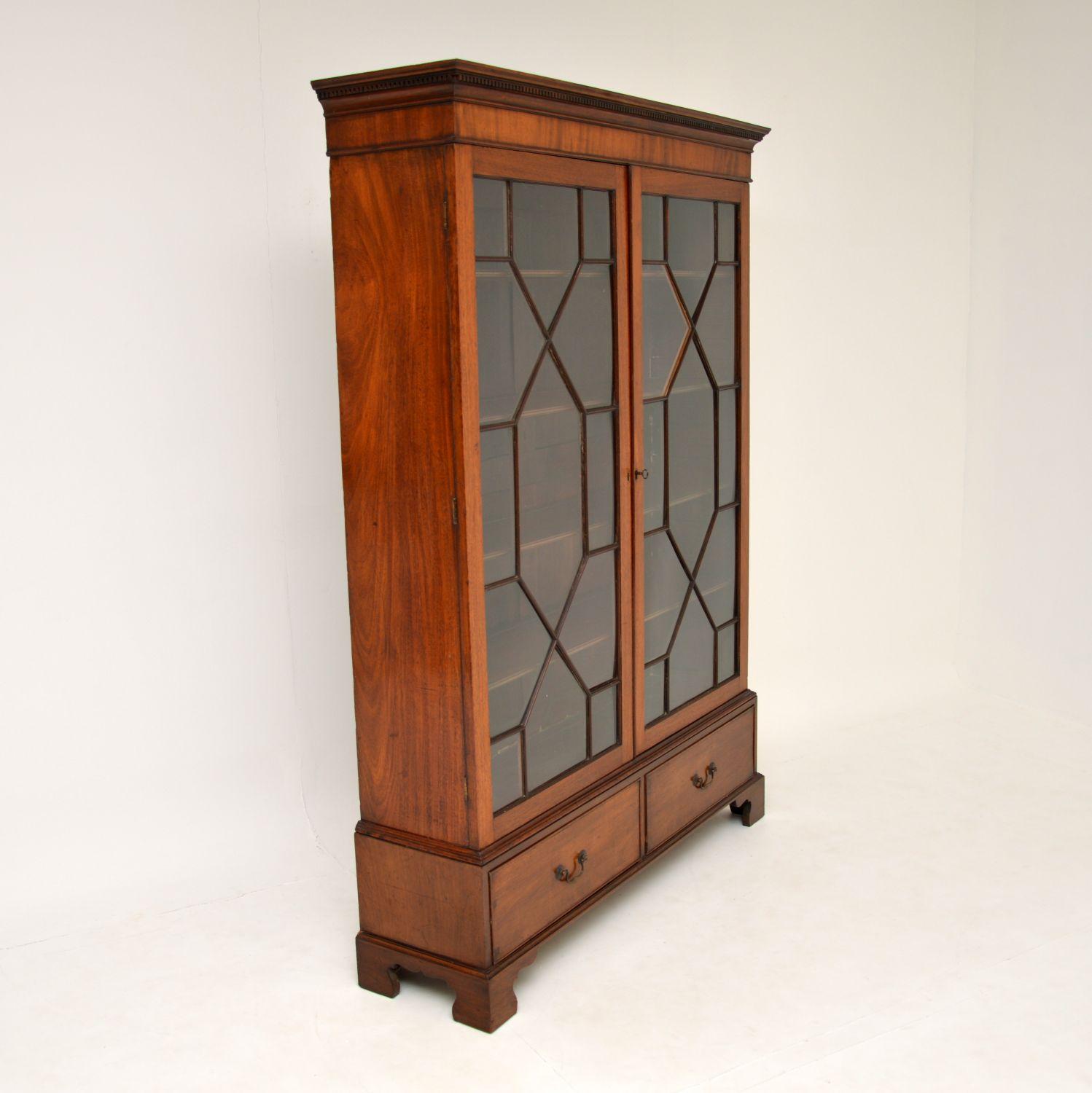 Antique Georgian Mahogany Astral Glaze Bookcase In Good Condition In London, GB