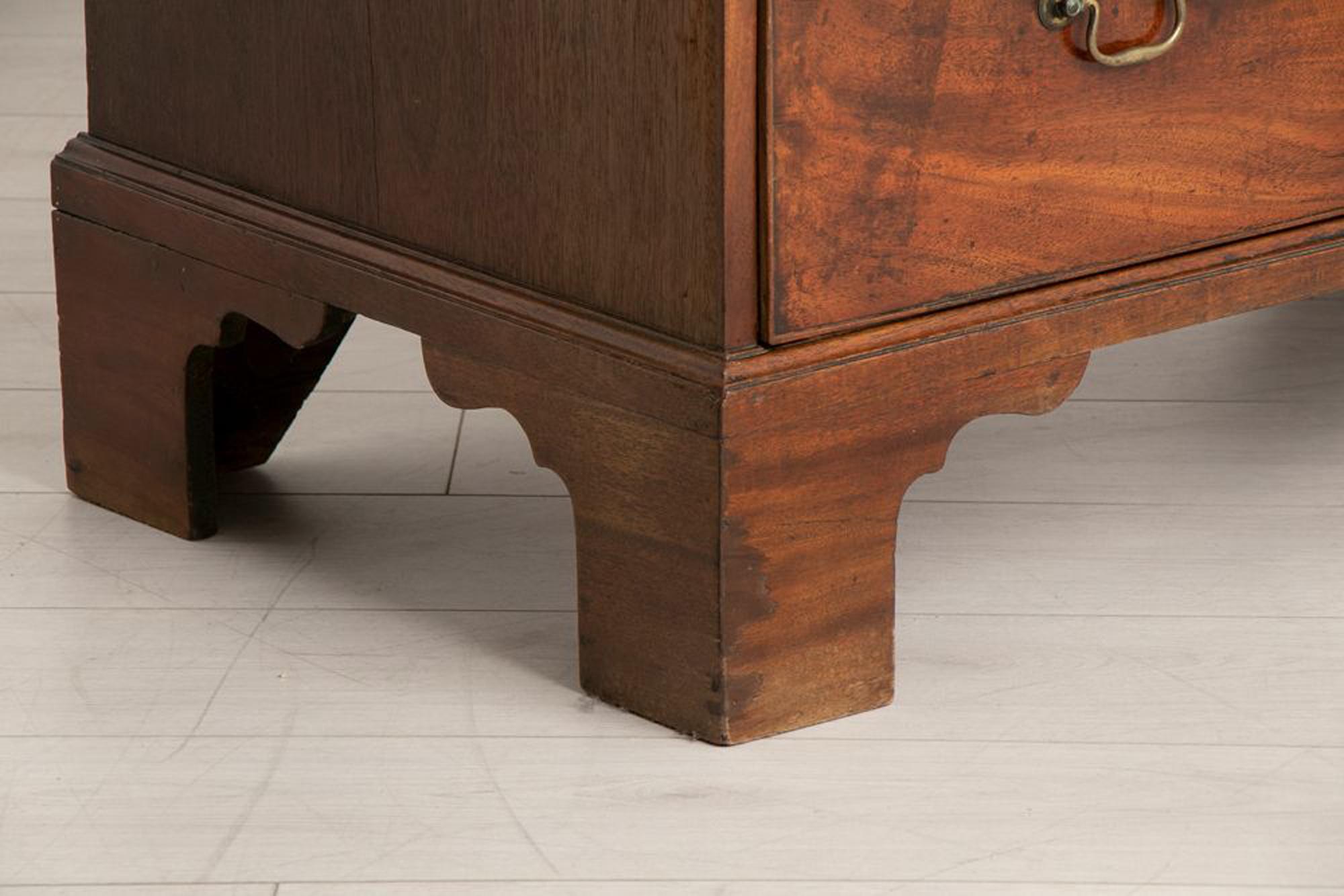 Antike georgianische Bachelor's Chest of Drawers aus Mahagoni um 1800 im Angebot 5