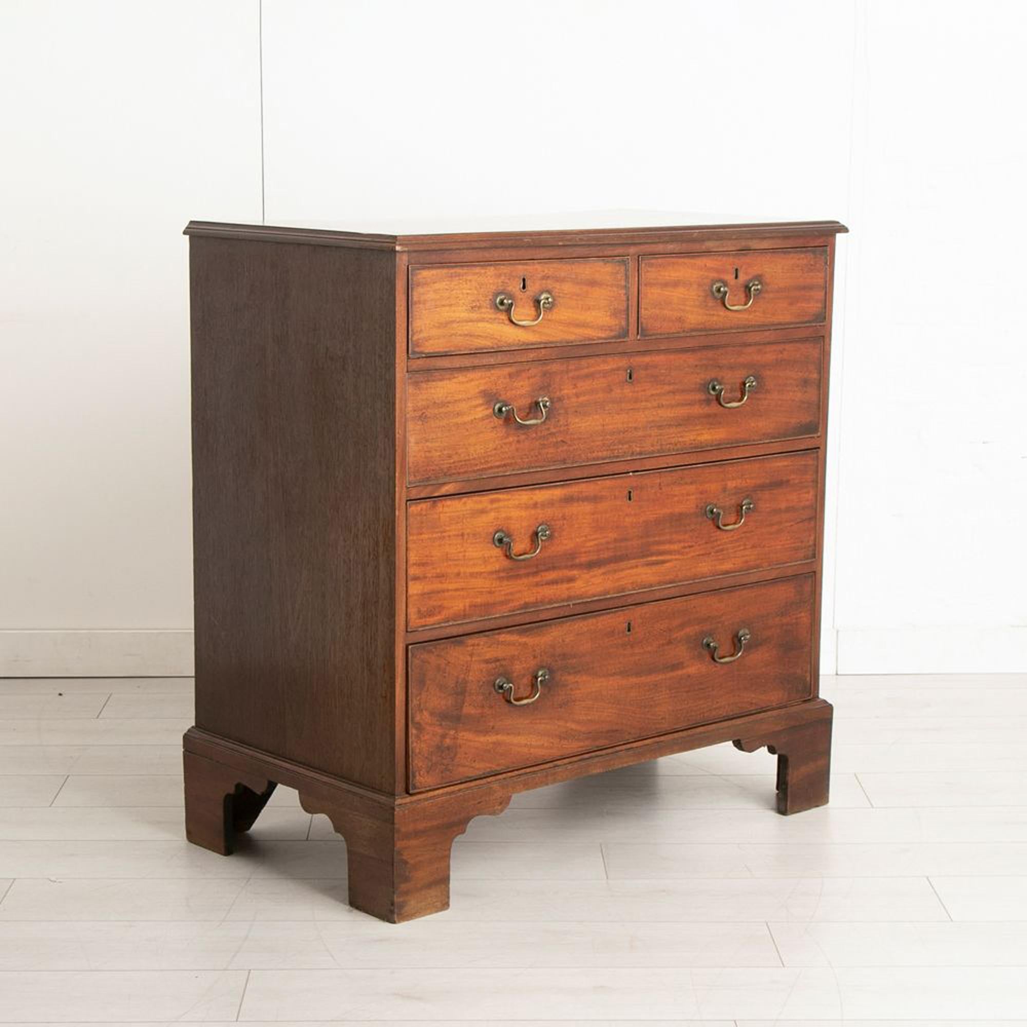 Antike georgianische Bachelor's Chest of Drawers aus Mahagoni um 1800 (Georgian) im Angebot