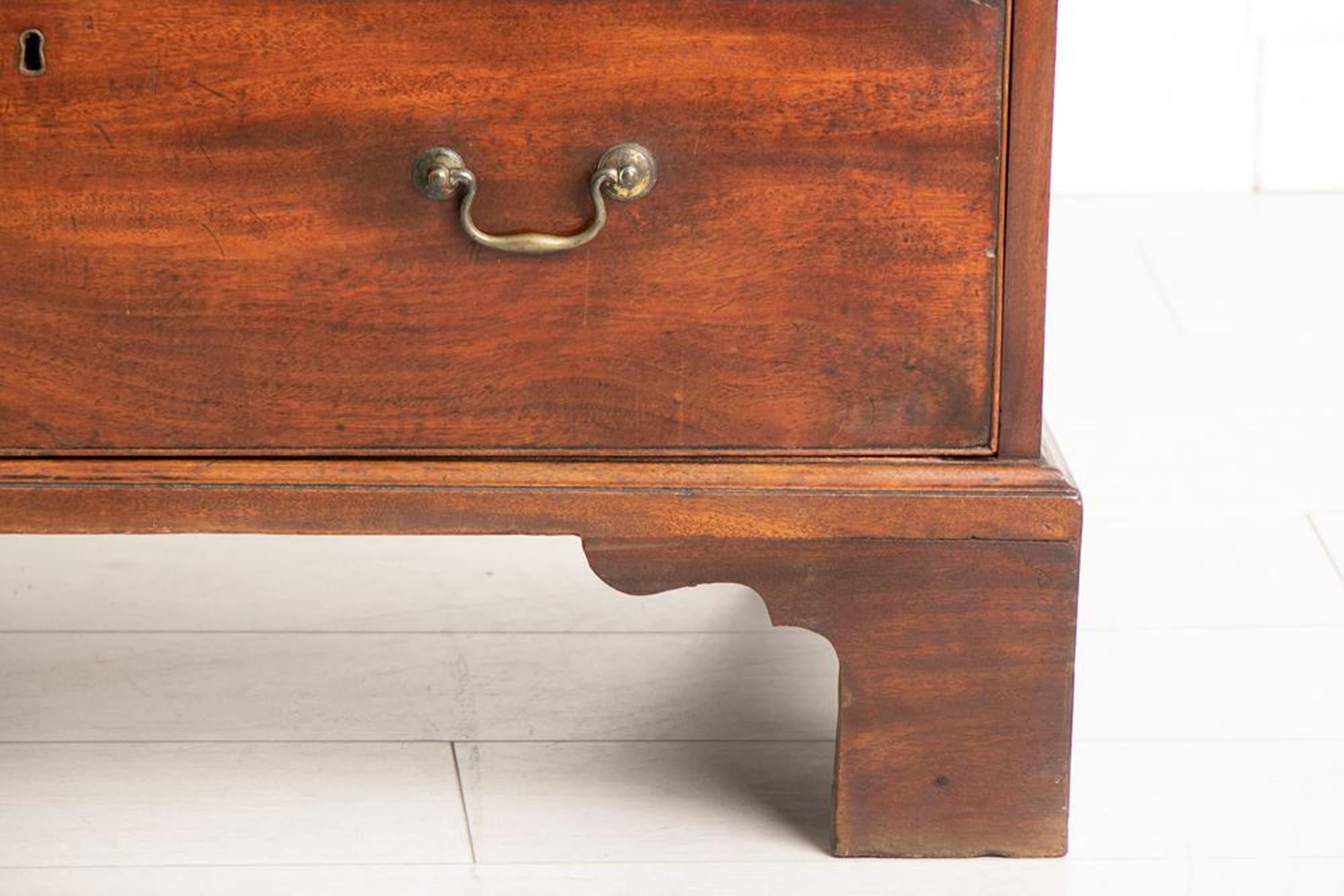 Antike georgianische Bachelor's Chest of Drawers aus Mahagoni um 1800 (Furnier) im Angebot