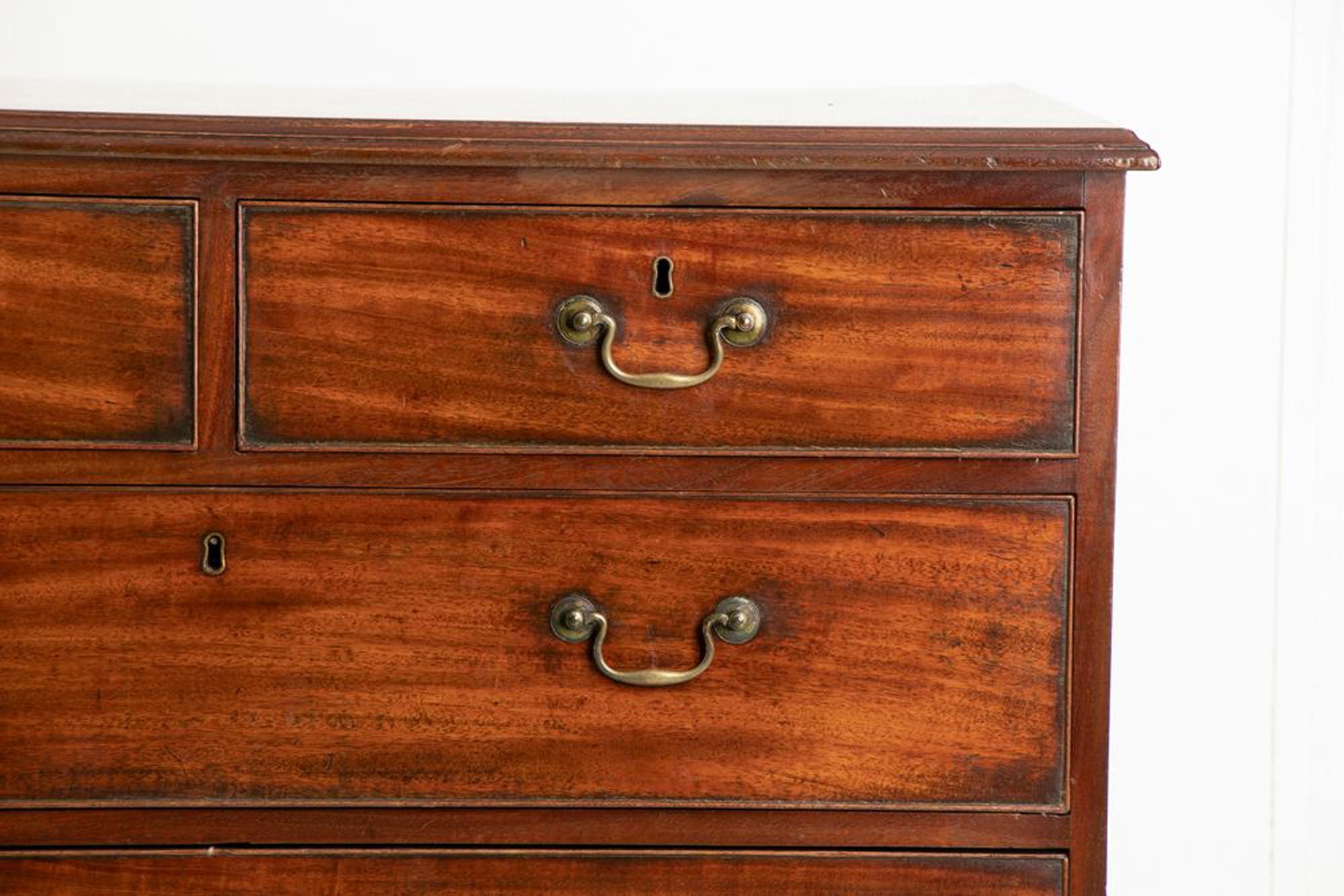Antike georgianische Bachelor's Chest of Drawers aus Mahagoni um 1800 im Zustand „Gut“ im Angebot in London, Greenwich