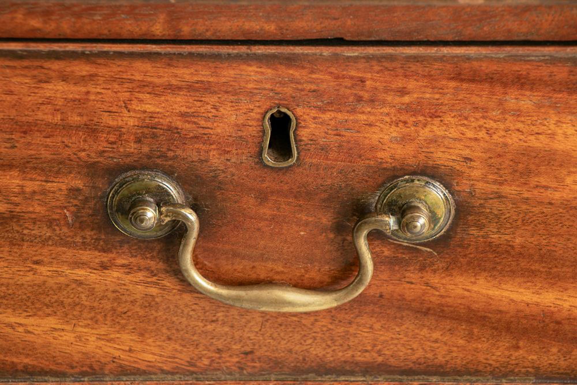 Antike georgianische Bachelor's Chest of Drawers aus Mahagoni um 1800 (Frühes 19. Jahrhundert) im Angebot