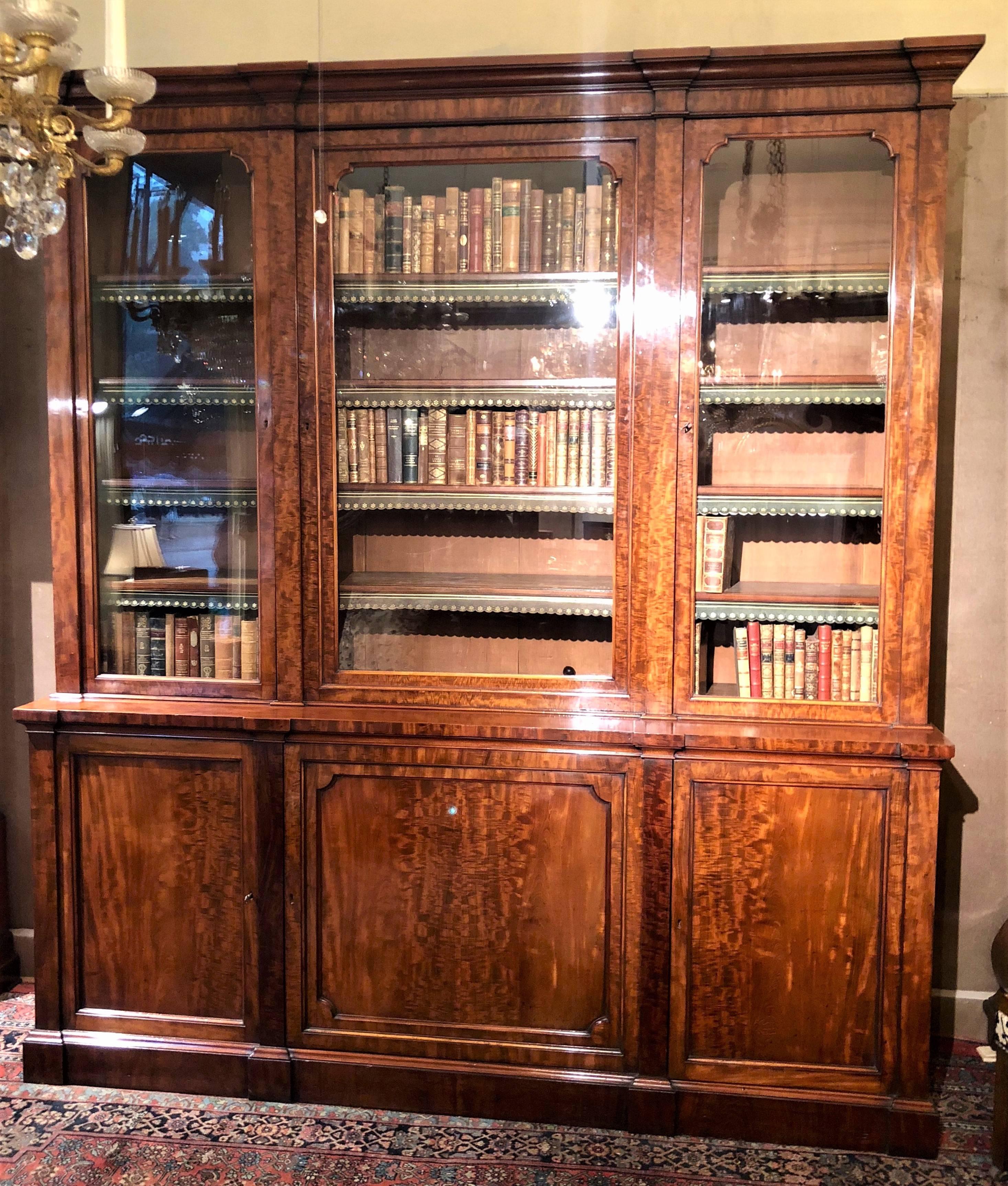 Antique Georgian Mahogany Breakfront Bookcase, circa 1830 In Excellent Condition In New Orleans, LA