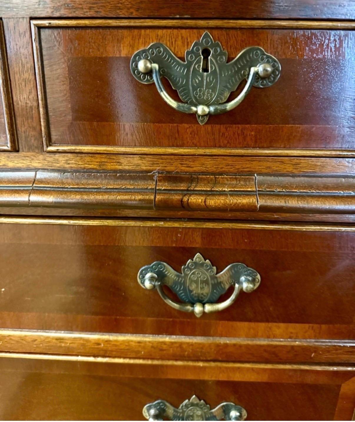 Antica libreria per segretaria in mogano di George III con cornice modanata, ante vetrate con montanti geometrici, piano di scrittura frontale con piano in pelle. L'interno della scrivania presenta cassetti e fessure per le lettere, sei cassetti con