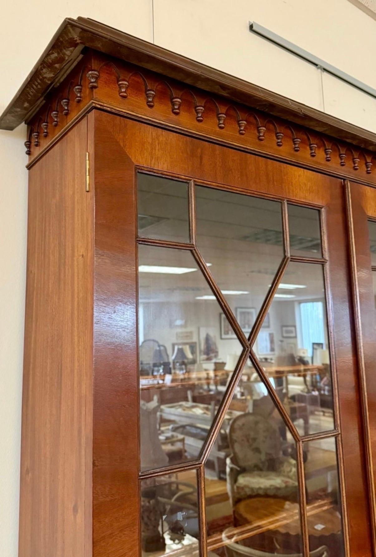 Inglese Antico gabinetto di porcellana georgiano in mogano, credenza, scrivania e segreteria in vendita