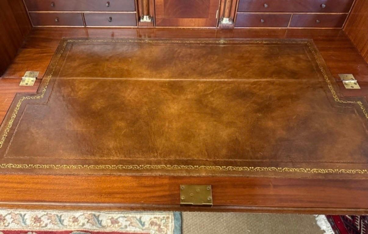Vetro Antico gabinetto di porcellana georgiano in mogano, credenza, scrivania e segreteria in vendita