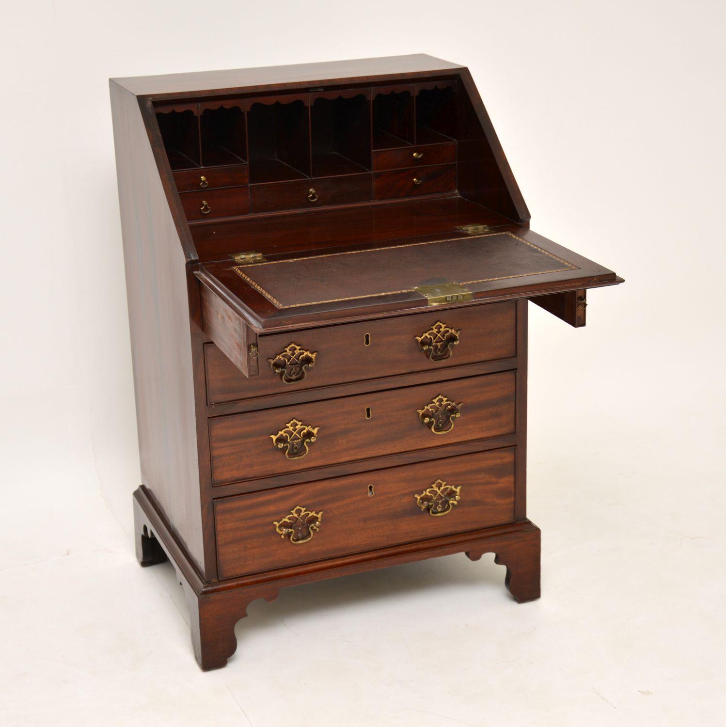 Antique George III mahogany bureau with nice slim proportions, in excellent condition and of high quality.

The bureau flap is cross banded and there are four drawers graduated in depth, with original brass handles and fine dovetails. The three