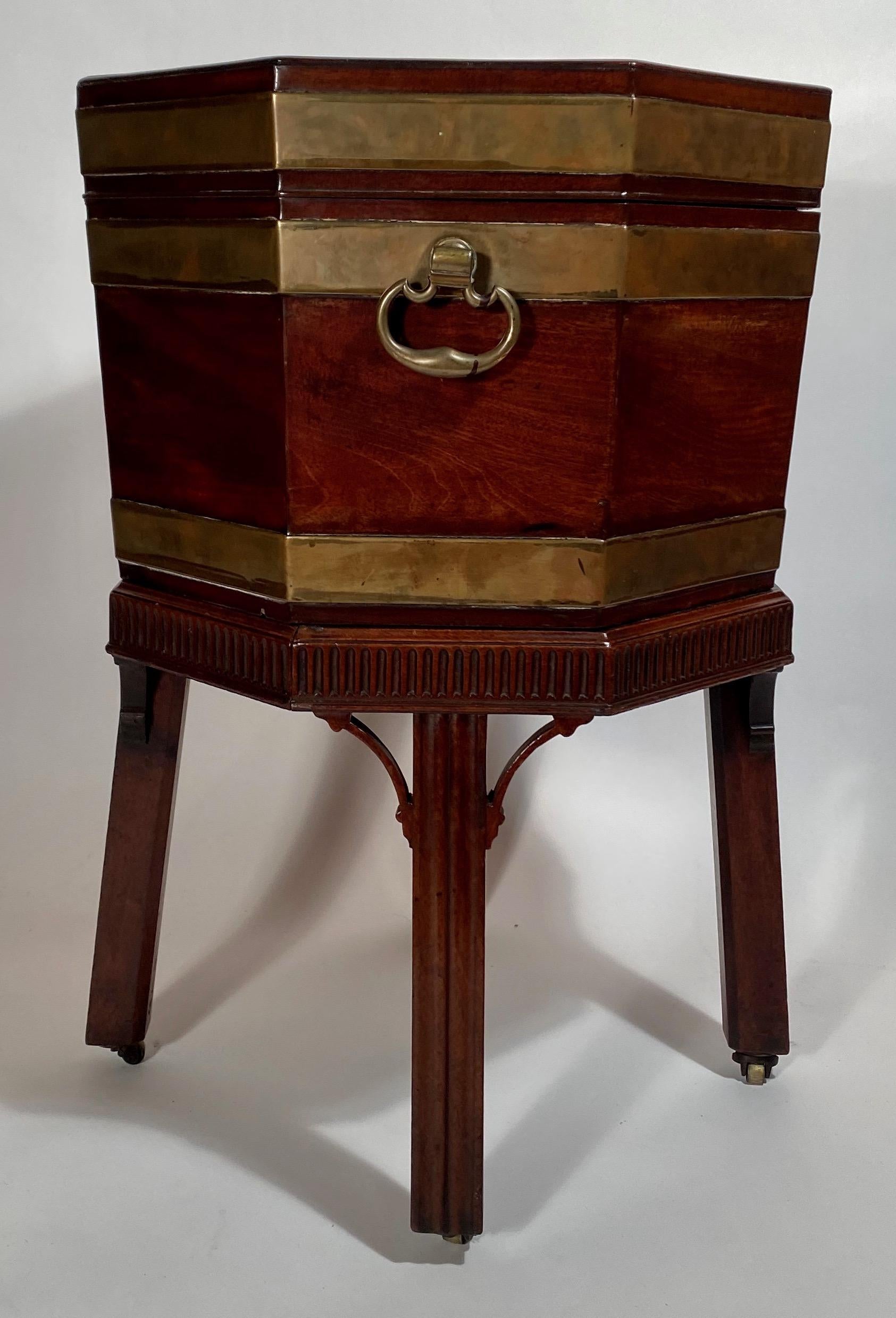 Mid-19th Century Antique Georgian Mahogany Cellarette, circa 1840 For Sale