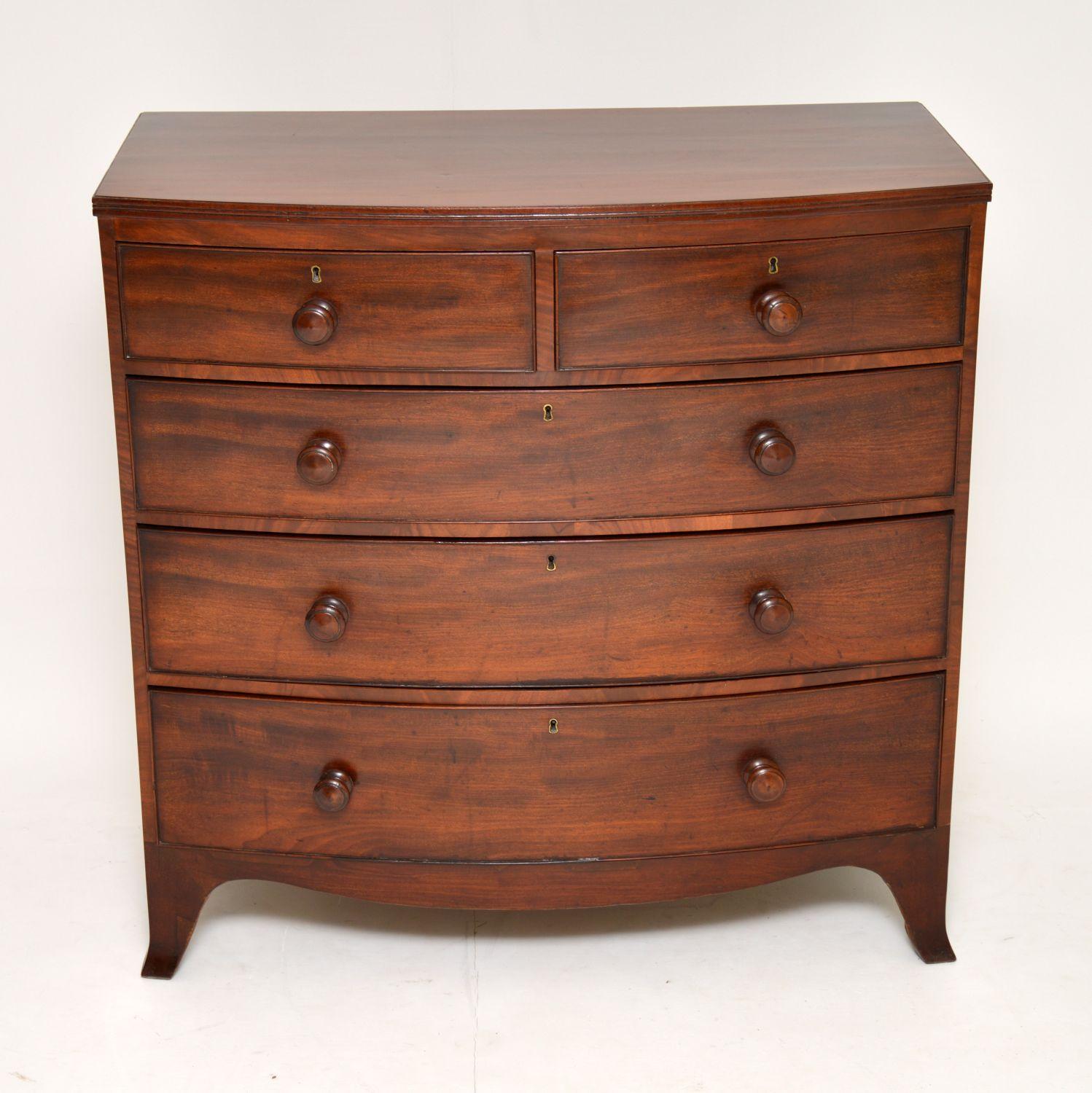 Antique George III mahogany bow fronted chest of drawers in excellent condition & with a lovely warm colour. The drawers are graduated in depth & have turned bun handles & locks. This chest sits on splayed legs with an apron shaped front. It dates