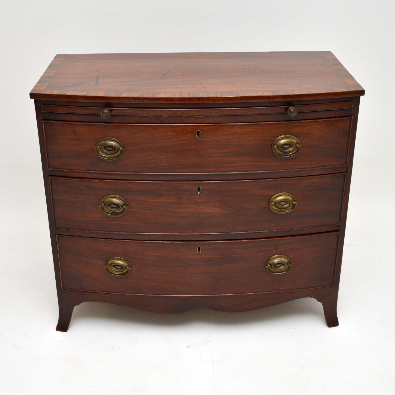 An excellent antique George III period bow front chest of drawers in mahogany. This was made in England, it dates from around the 1790-1810 period.

It is of fine quality and has a lovely design, it sits on splayed bracket feet and has wonderful