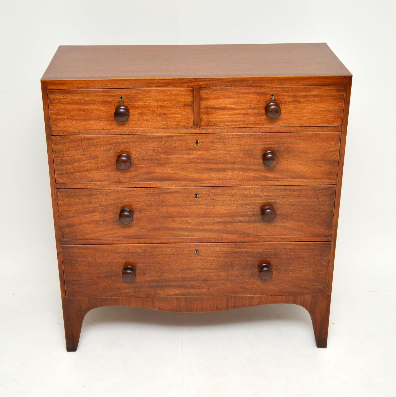 A very refined looking antique late Georgian chest of drawers in mahogany, dating from circa 1820s period.

It is of superb quality and is a great size. The mahogany has a wonderful patina and plenty of character. It has an inlaid and cross banded