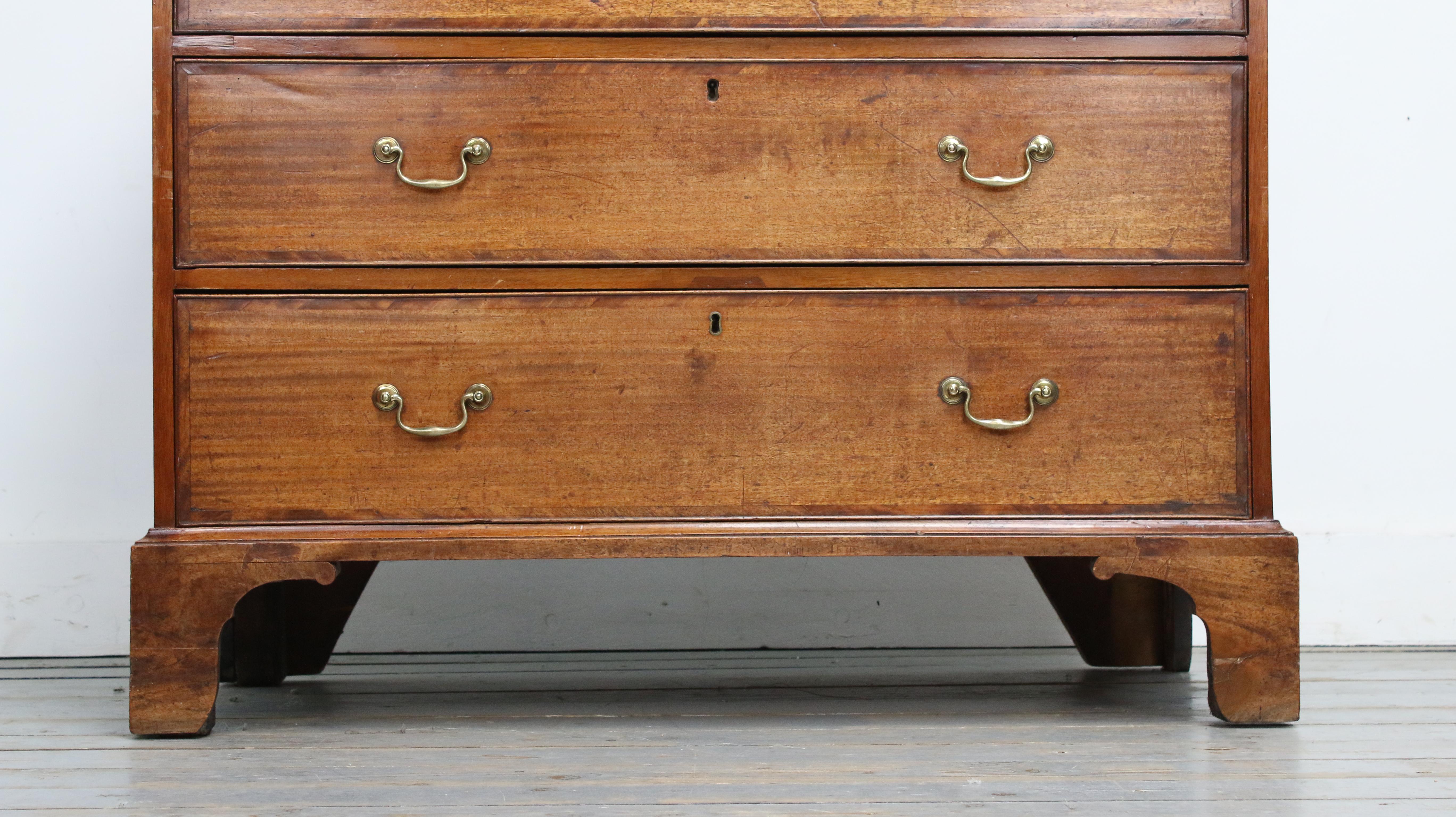 Antique Georgian Mahogany Bow Fronted Chest of Drawers Bracket Feet 

This bow fronted Georgian chest has two small drawers over three large and sits on bracket feet. The chest is of a good size and has an overall attractive design. 

It features an