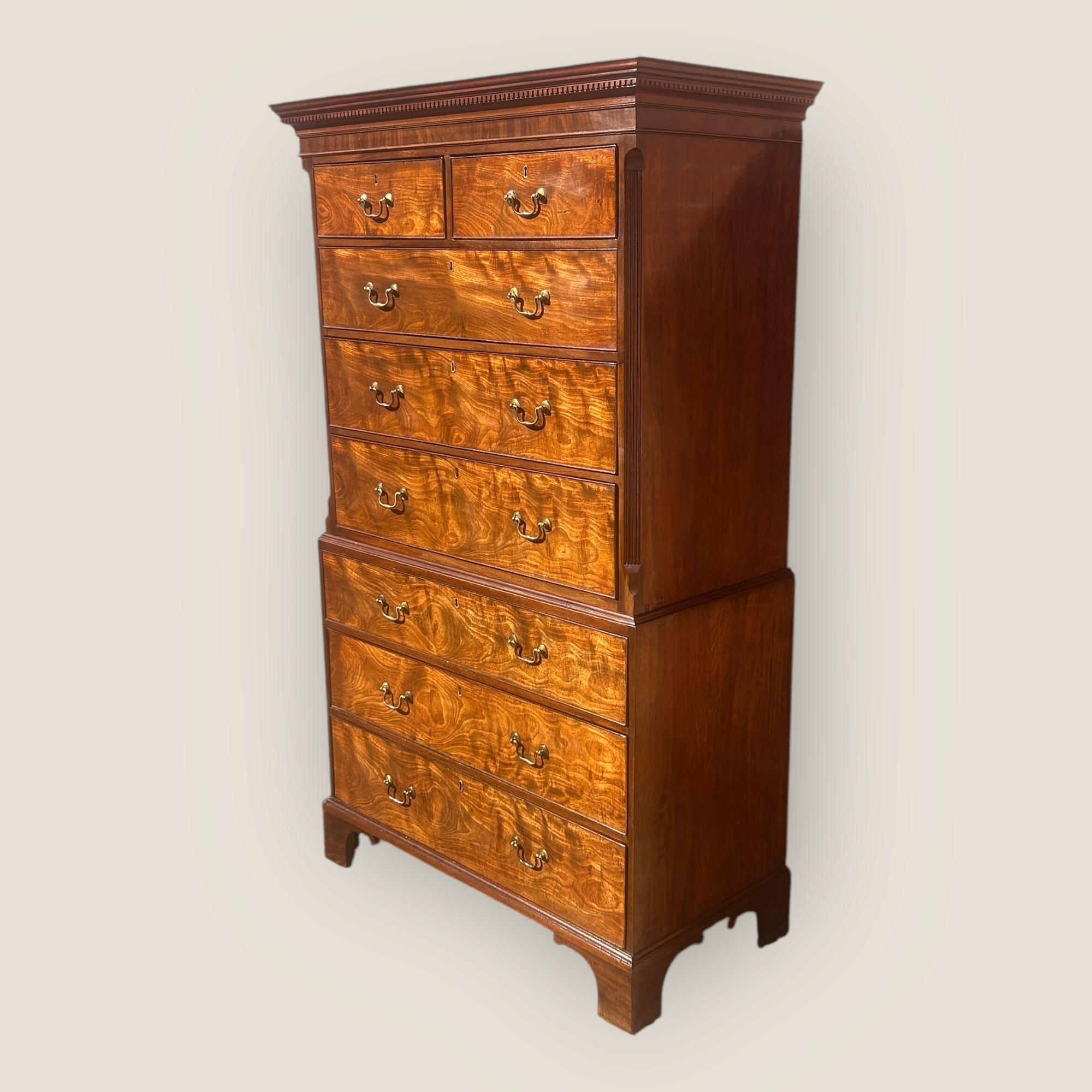 Qui abbiamo un'antica cassettiera in mogano di epoca georgiana, Giorgio III (1760-1820), con 6 cassetti grandi e 2 cassetti più piccoli nella parte superiore. Il piano presenta una cornice dentellata, ogni cassetto è dotato di maniglie in ottone e