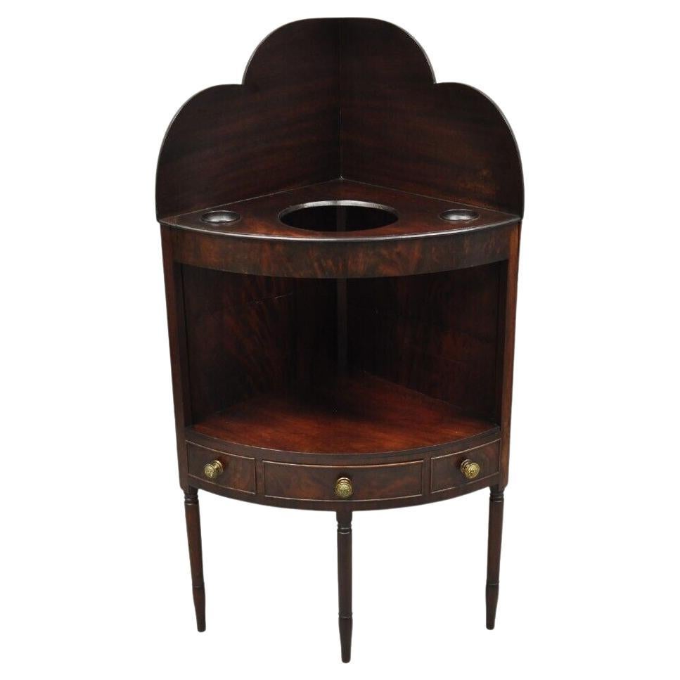 Ancienne table d'appoint d'angle géorgienne en acajou avec tiroir