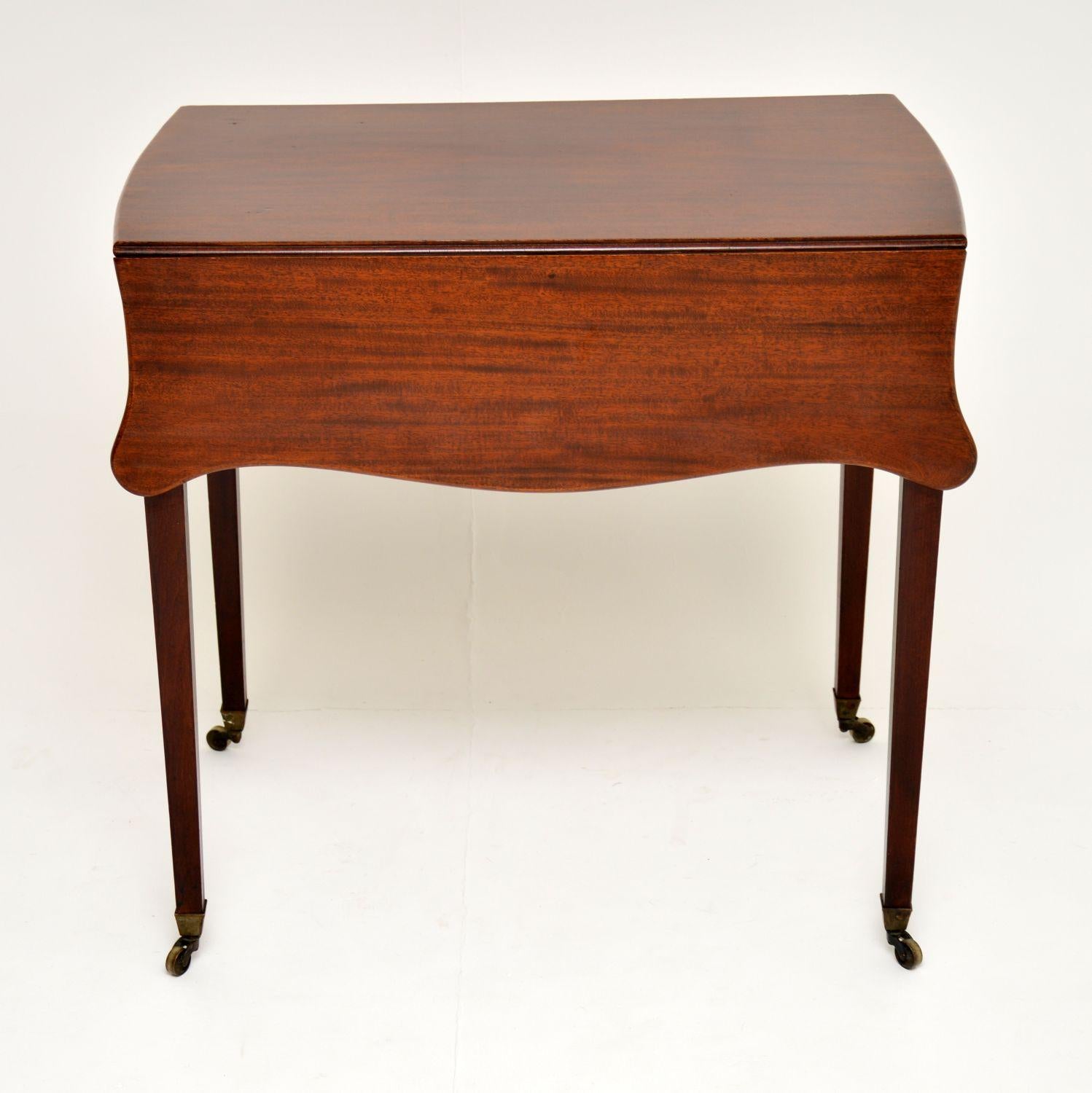 Antique Georgian Mahogany Drop-Leaf Pembroke Table In Good Condition In London, GB