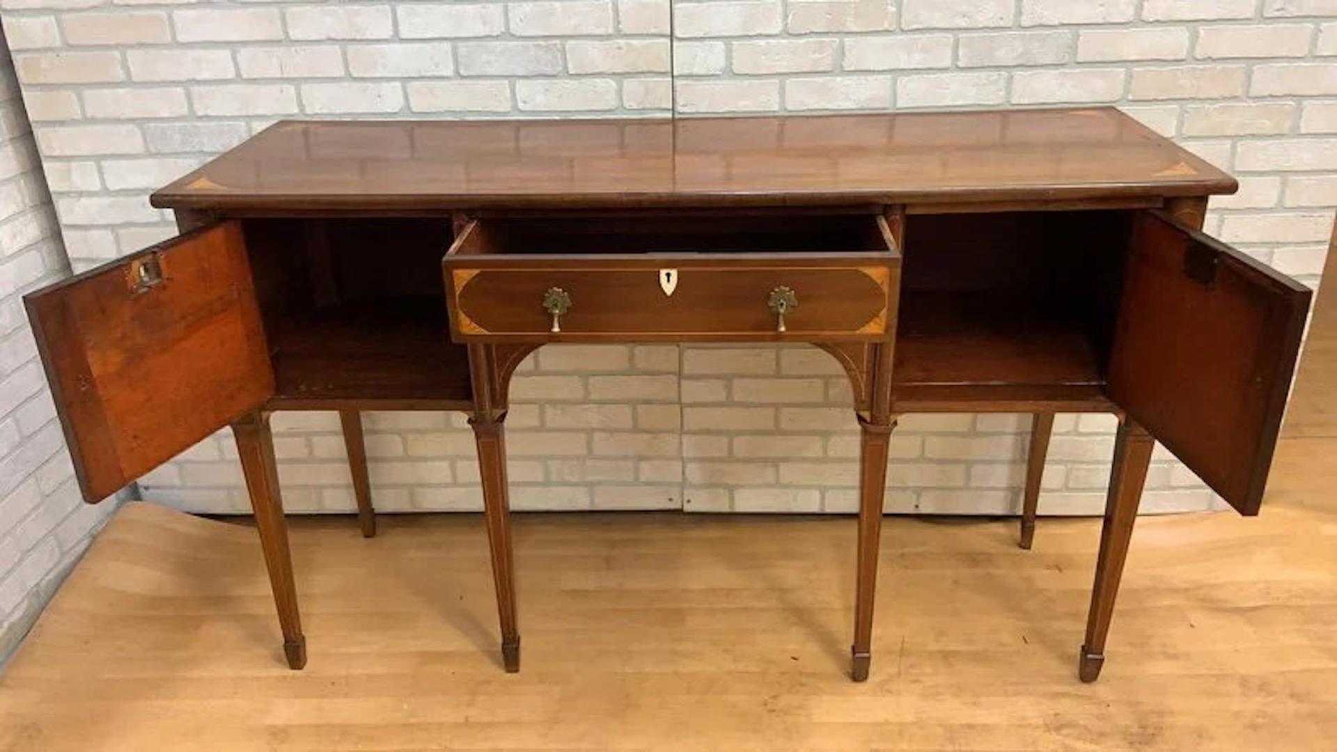 Antica credenza georgiana in mogano intarsiato con piede a vanga

Questo mobile credenza con piede a vanga in mogano intarsiato ha un cassetto centrale e due ante laterali. Questo tavolo presenta bellissimi dettagli a ventaglio intarsiati su ogni