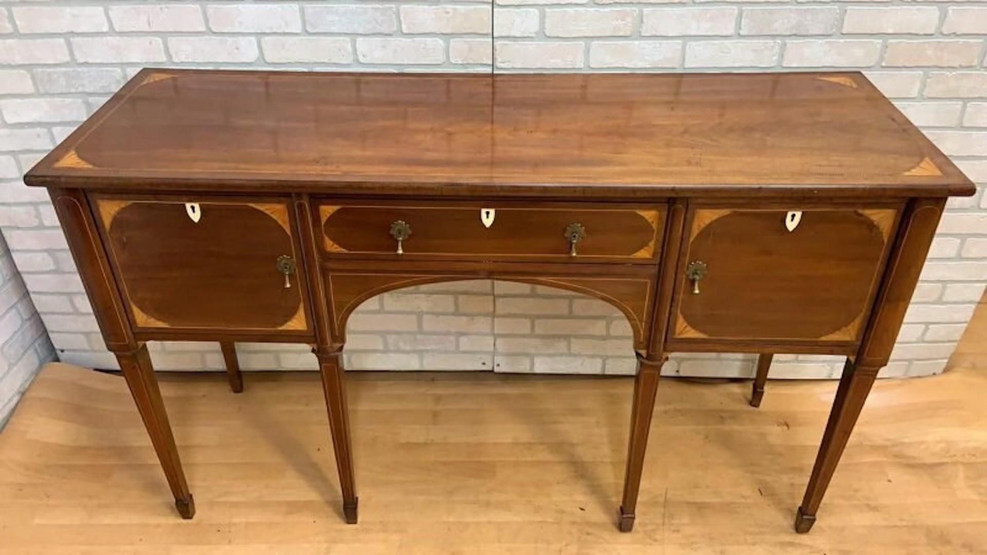 Georgiano Antica credenza georgiana in mogano intarsiato con piede a vanga in vendita