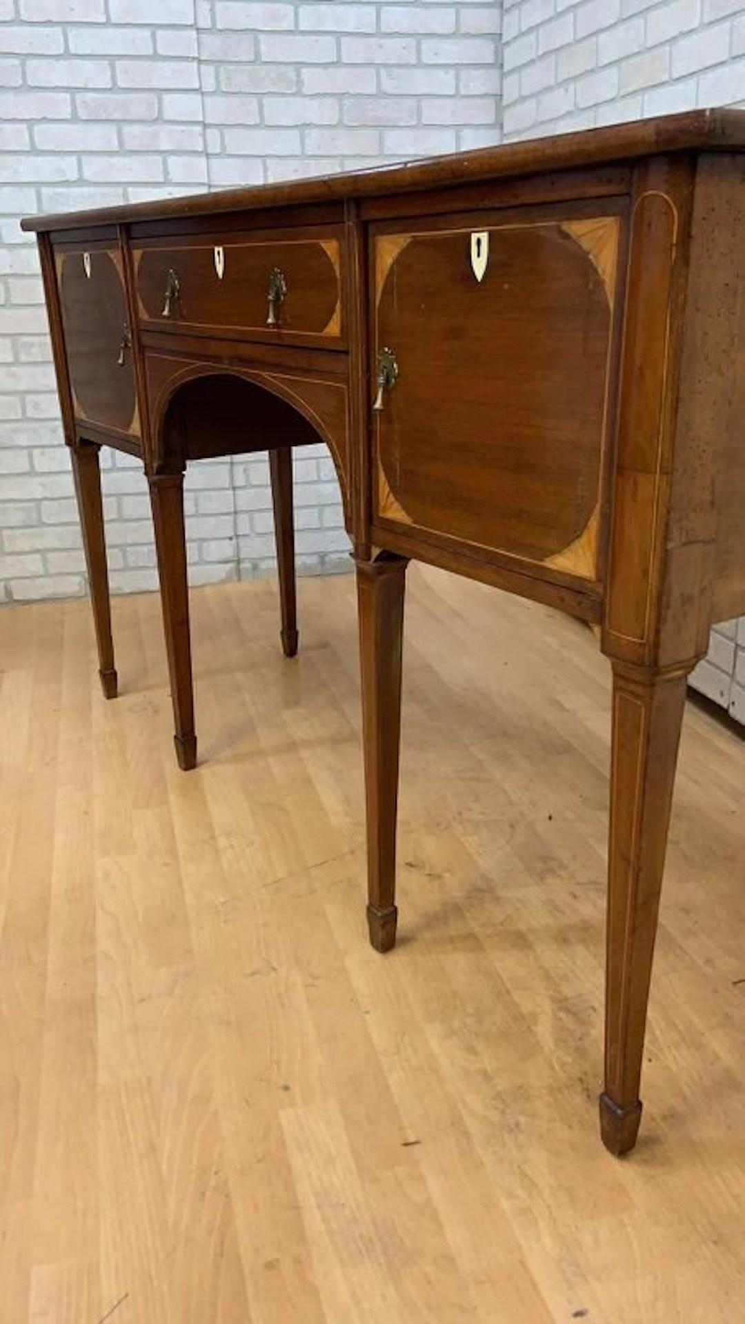 Britannico Antica credenza georgiana in mogano intarsiato con piede a vanga in vendita