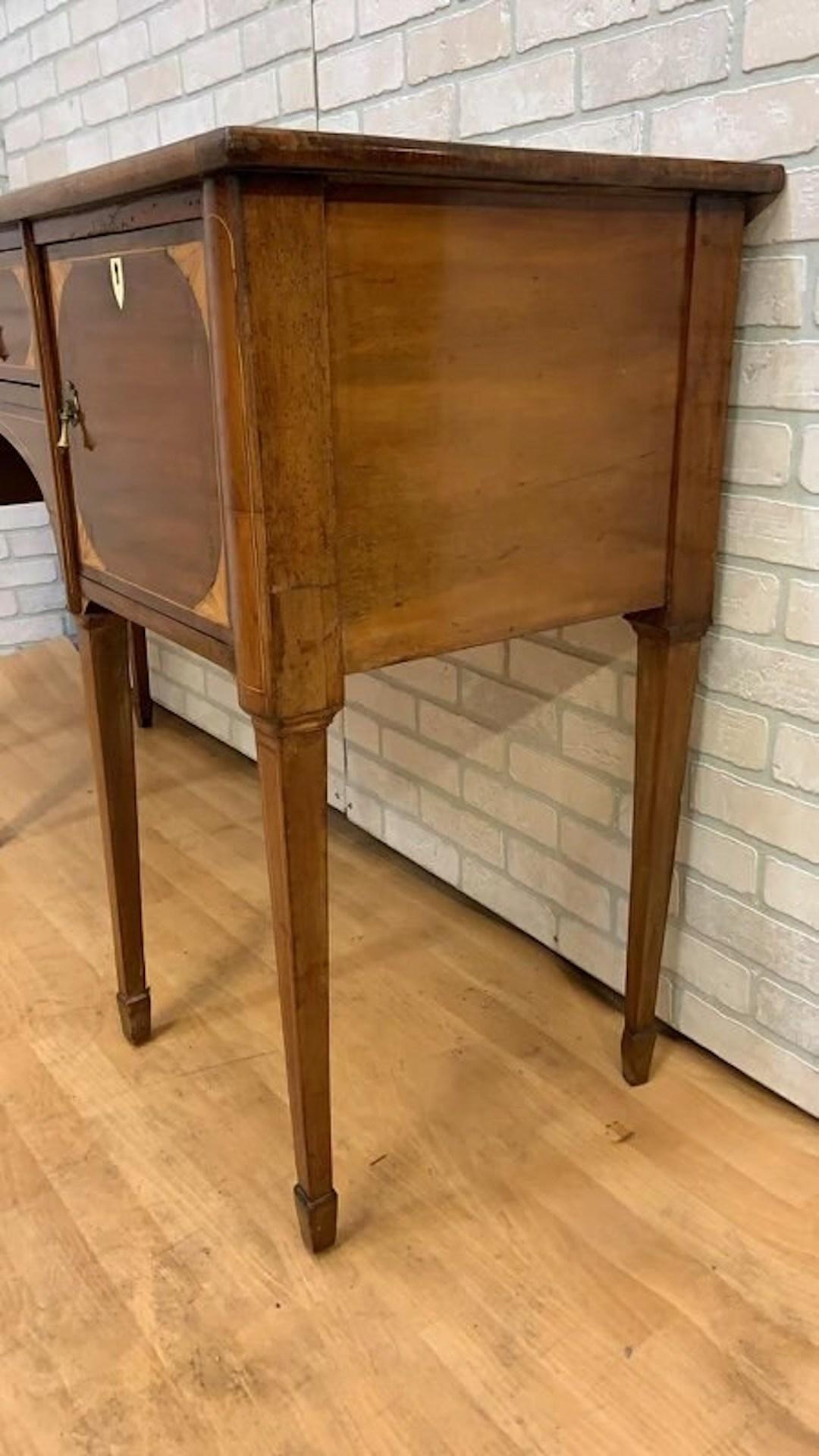 Intarsio Antica credenza georgiana in mogano intarsiato con piede a vanga in vendita