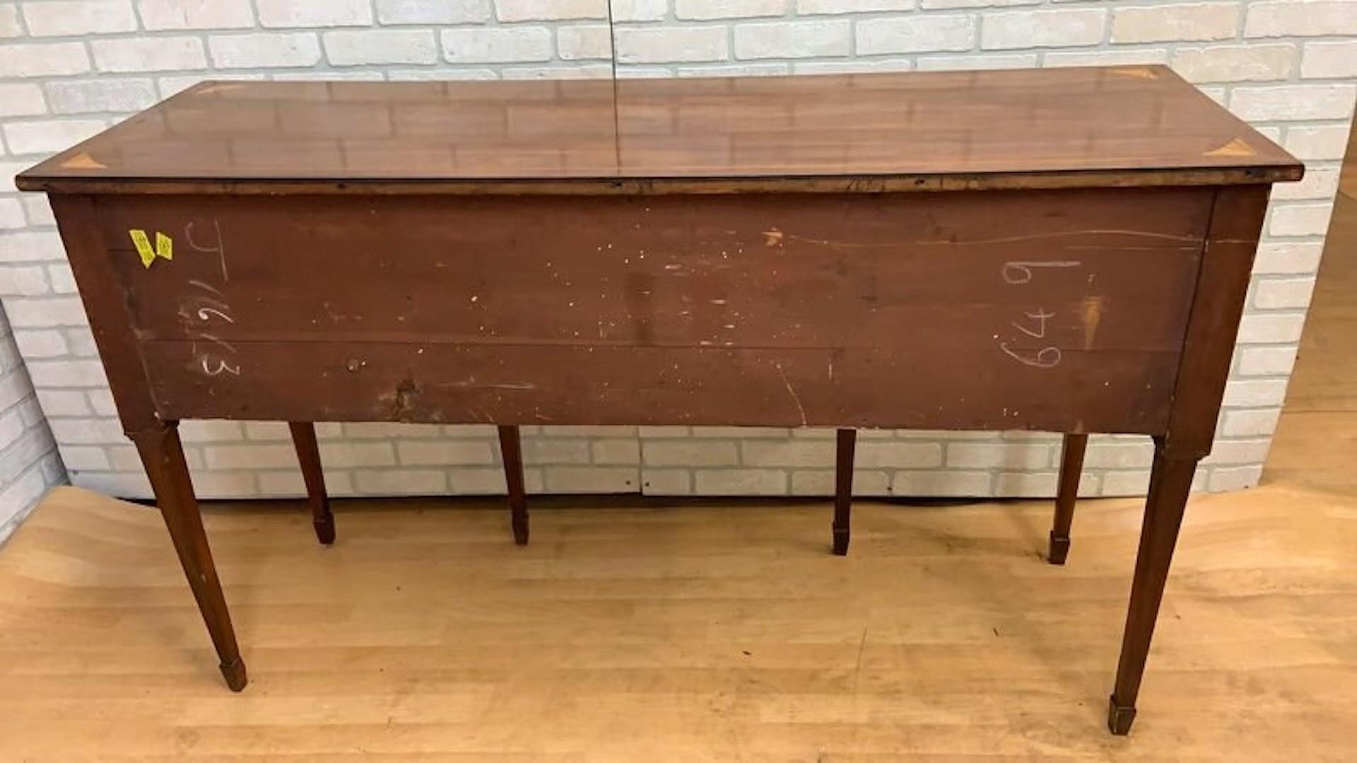 Antica credenza georgiana in mogano intarsiato con piede a vanga In condizioni buone in vendita a Chicago, IL
