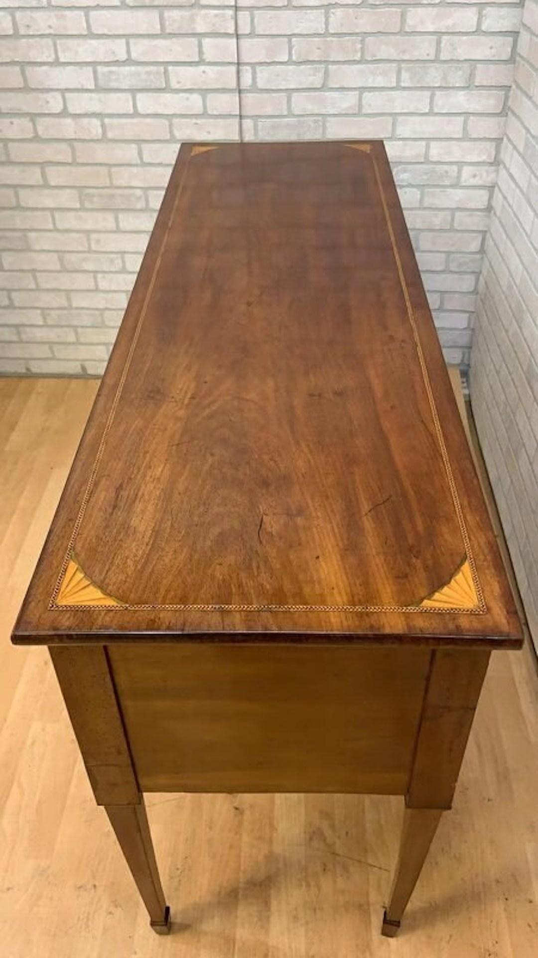 Mogano Antica credenza georgiana in mogano intarsiato con piede a vanga in vendita