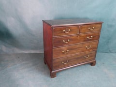 Ancienne commode écossaise géorgienne en acajou avec tiroirs secrets à l'intérieur.