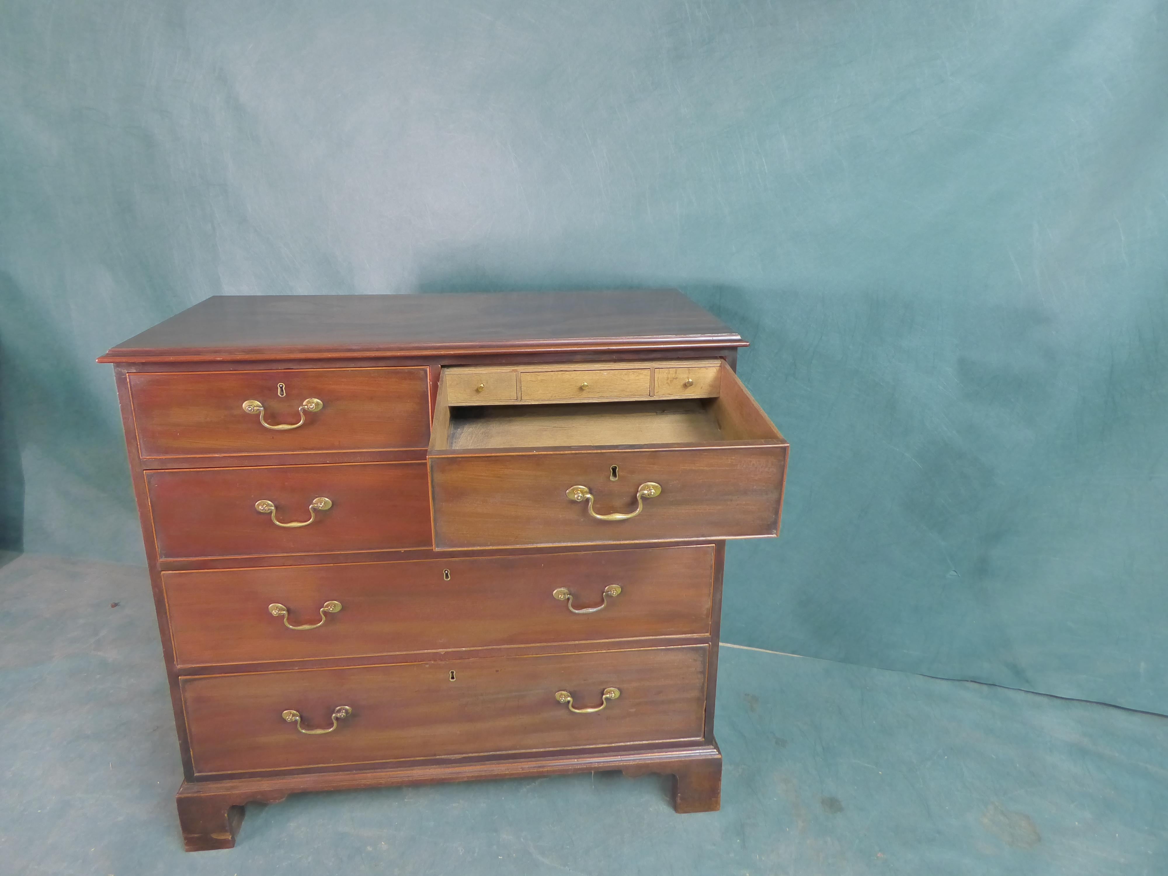 Antique Georgian mahogany scotttish chest of drawers with secret drawers within. In Good Condition For Sale In Perth, GB
