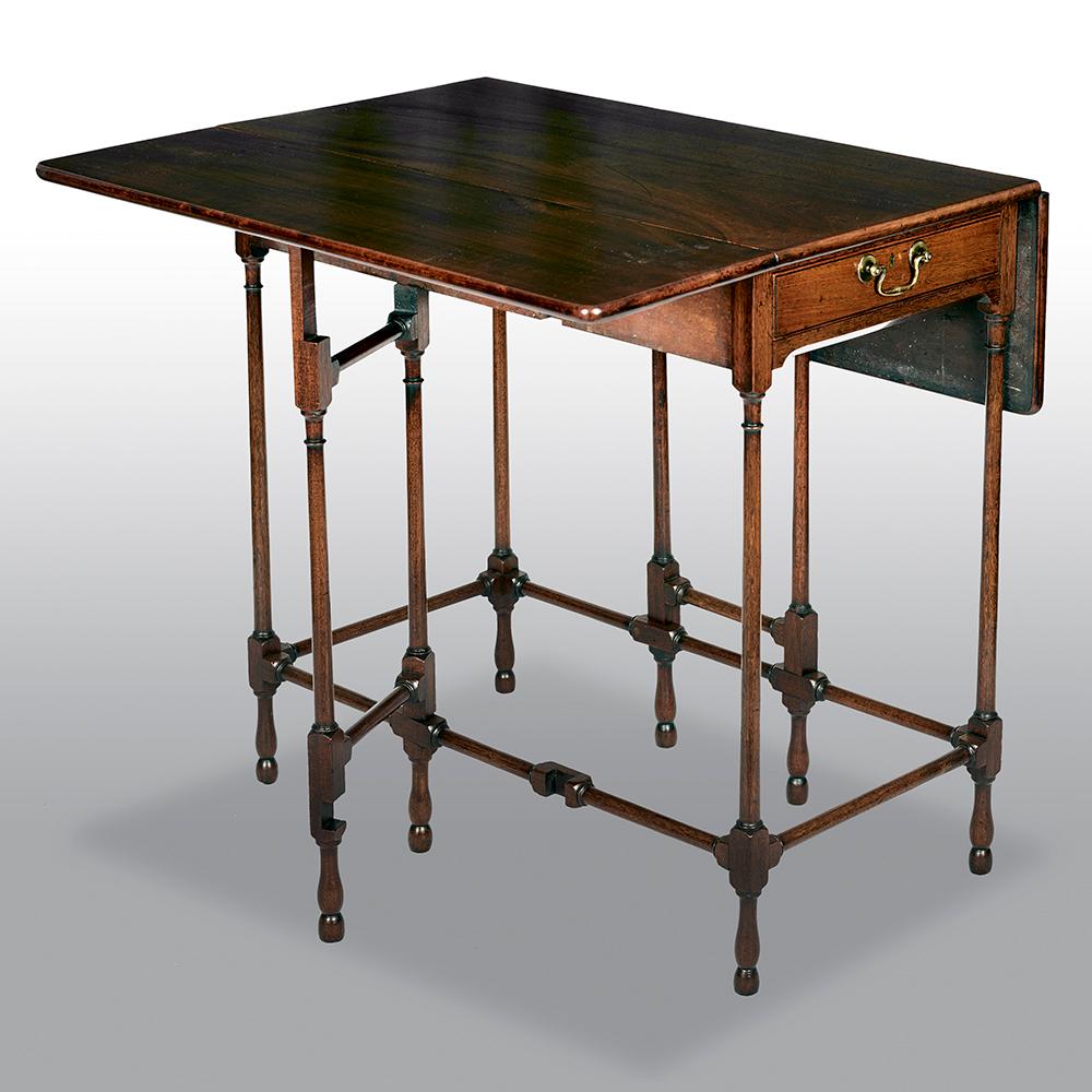 Mesa Pembroke de caoba del siglo XVIII, de gran calidad, con un cajón largo. La mesa de patas de araña deja caer hojas, de contorno rectangular.