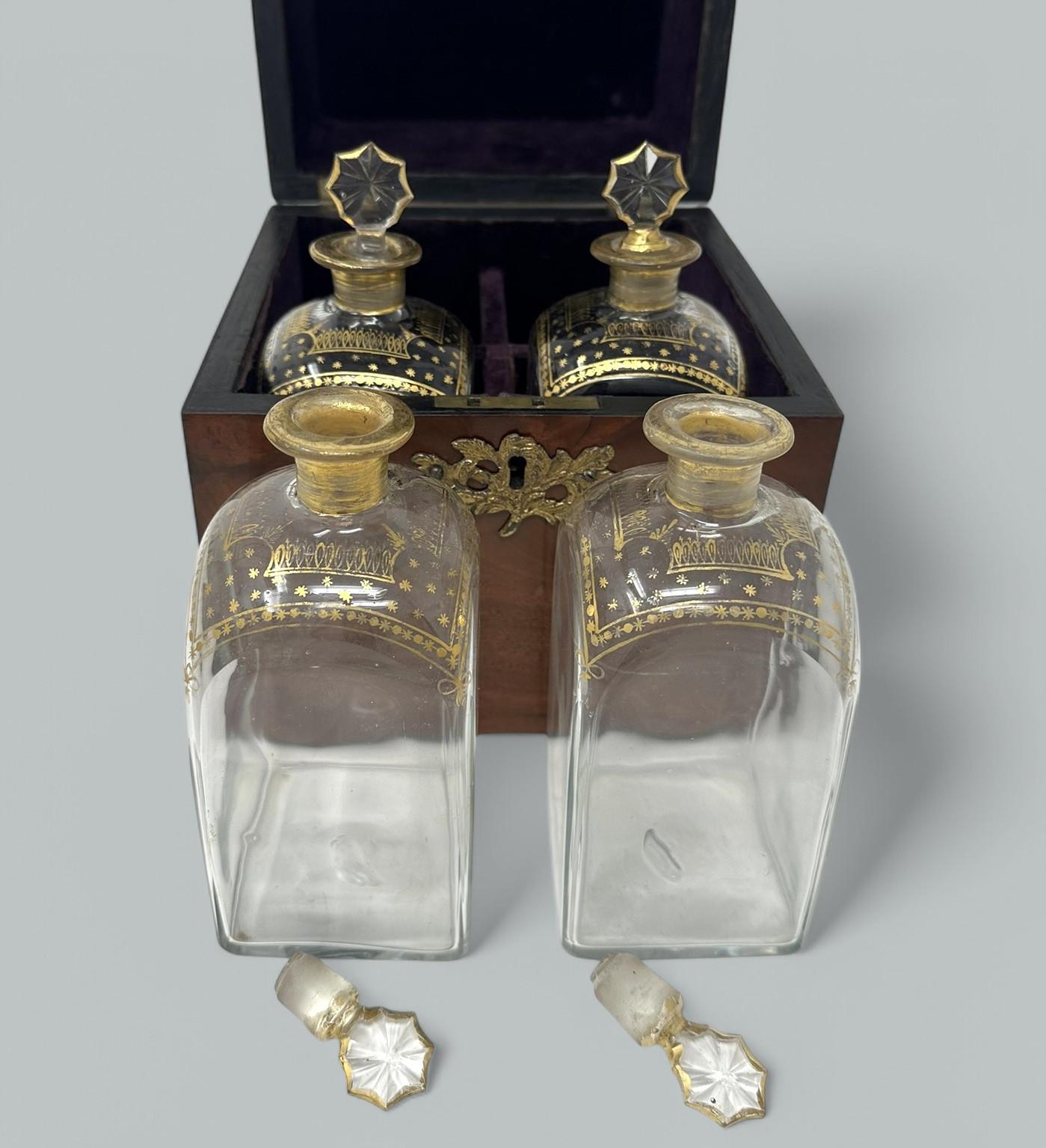 Antike georgianische Tantalus- Spirits-Wein-Dekanter-Kristallkaraffen aus Mahagoni, 19 Karat (19. Jahrhundert) im Angebot