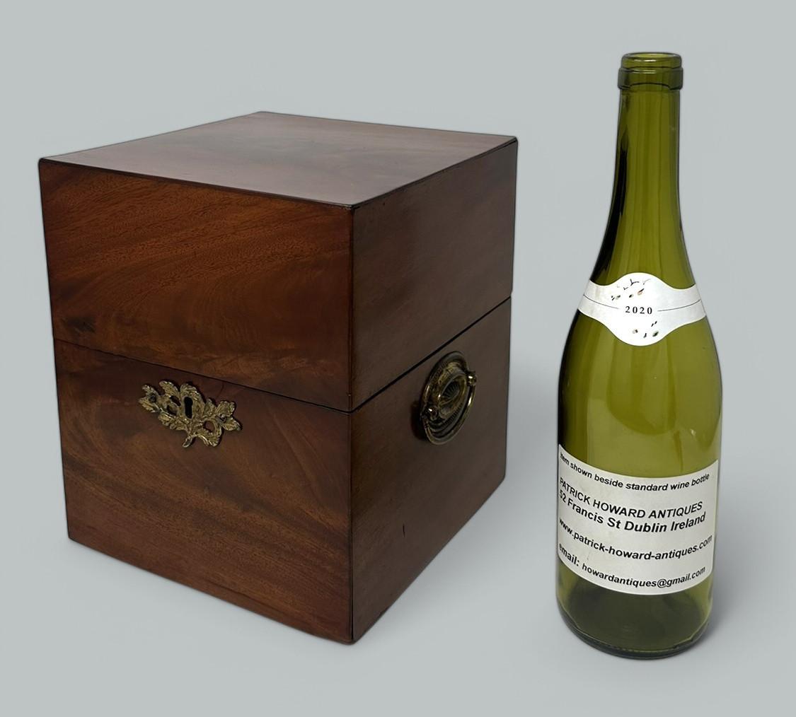 Antike georgianische Tantalus- Spirits-Wein-Dekanter-Kristallkaraffen aus Mahagoni, 19 Karat im Angebot 1
