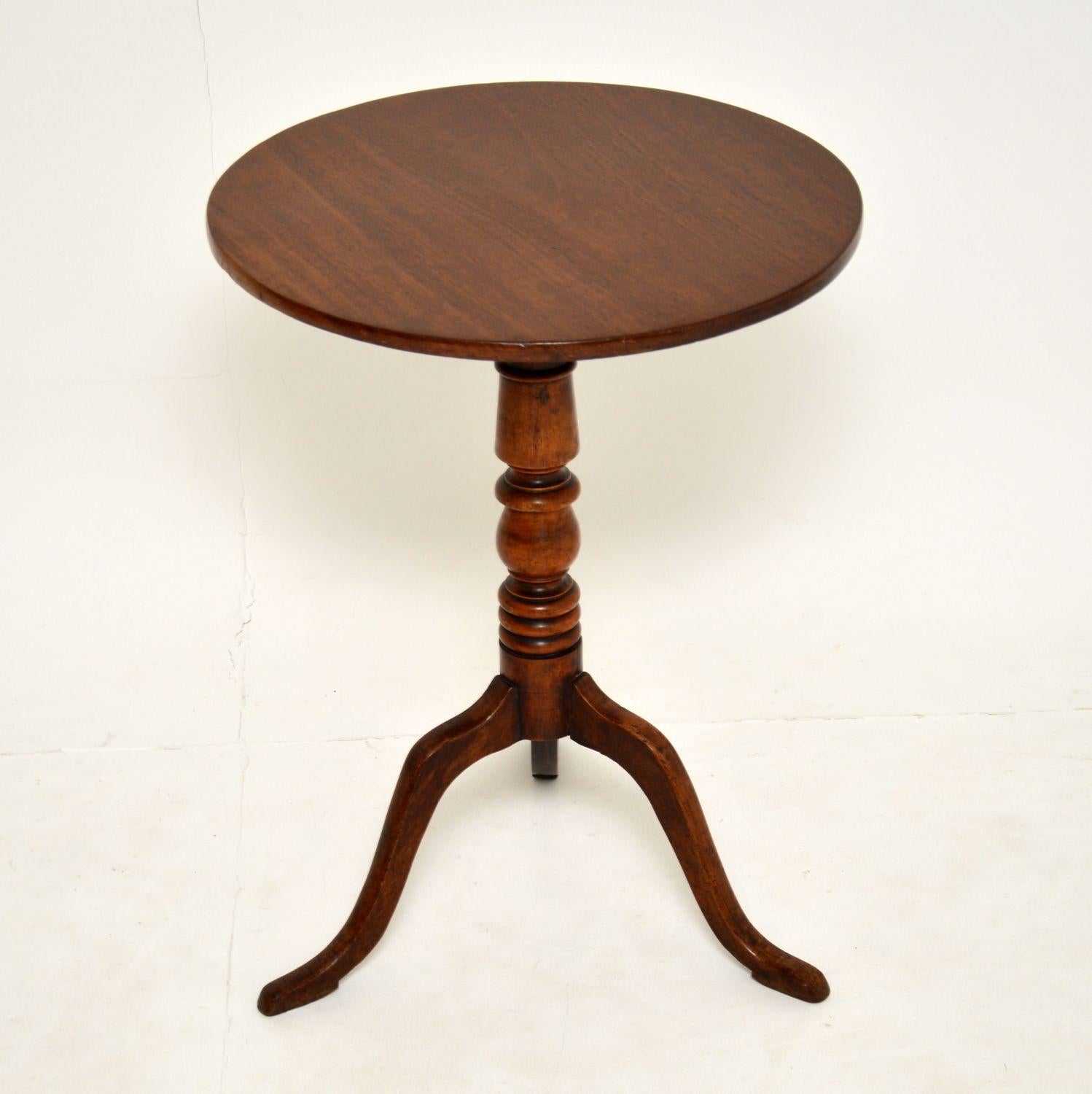 A beautiful and elegant antique tripod based tilt-top table in solid mahogany. This dates from the George III period, circa 1790-1810.

It is very fine quality with a lovely splayed tripod base and turned central column.

We have had this
