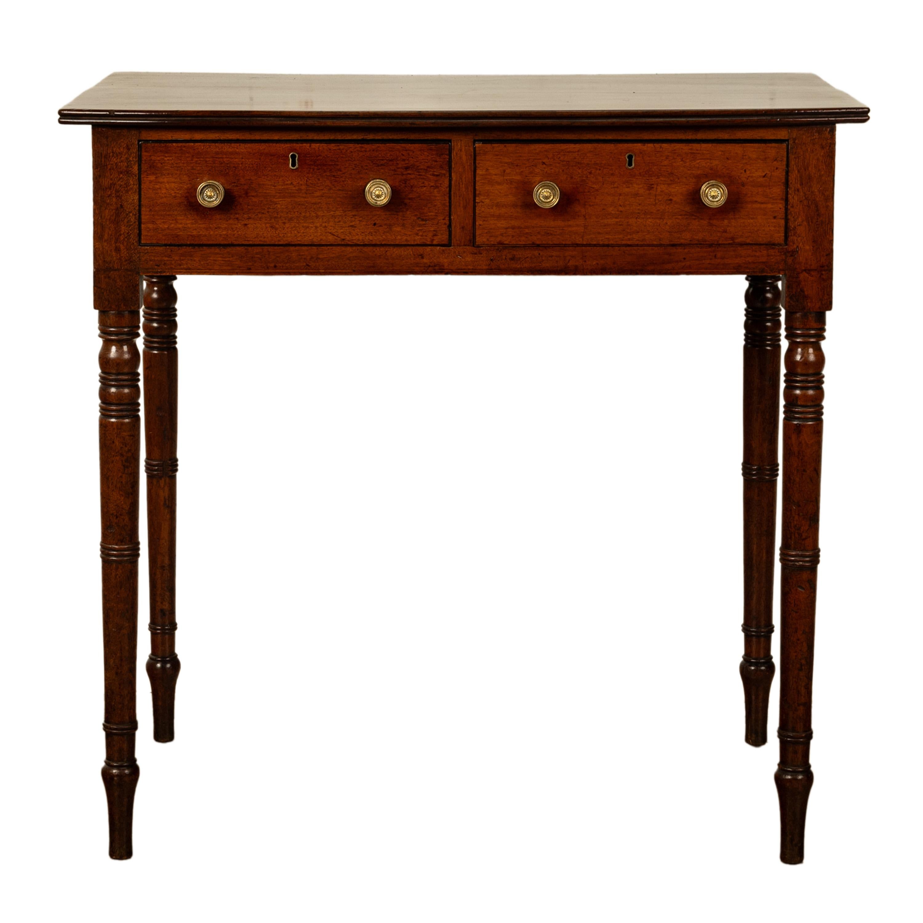 Une bonne petite table d'appoint ou d'écriture géorgienne en acajou, attribuée à Gillows of Lancaster, vers 1790.
La table a été fabriquée dans le meilleur acajou massif, le plateau a une façade en arc et un dessus nervuré, au-dessous se trouve une