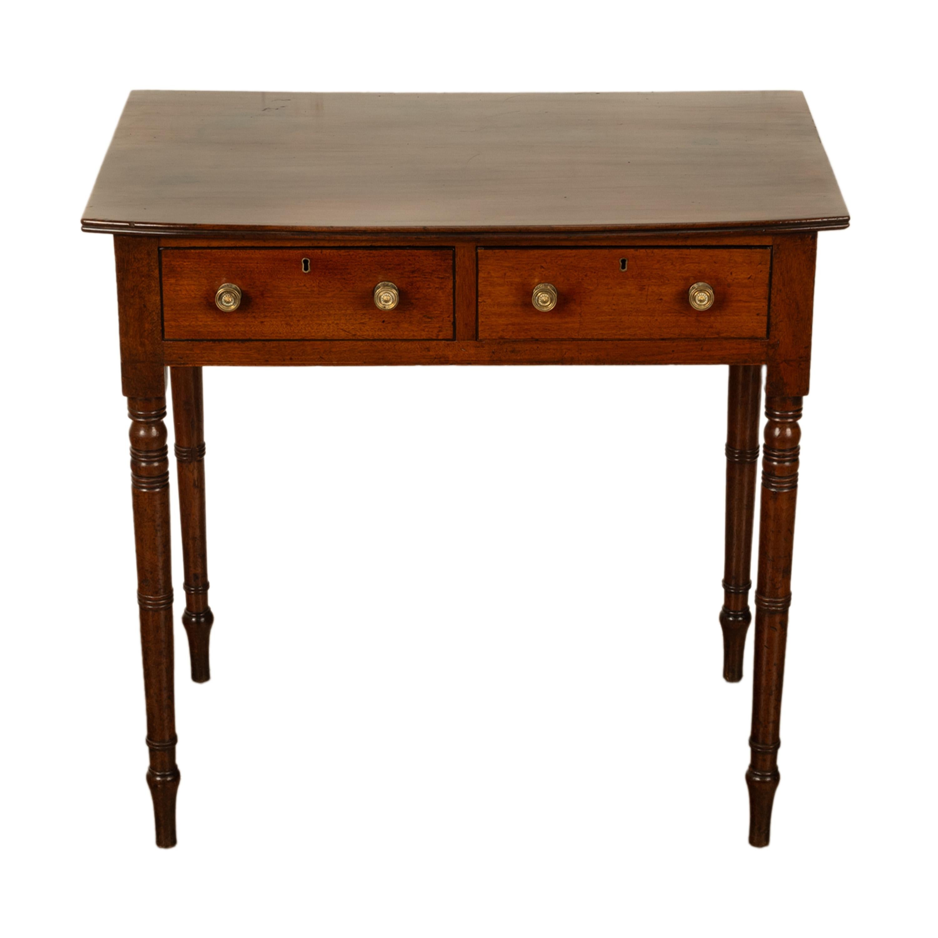 George III Ancienne table à écrire d'appoint à deux tiroirs en acajou géorgien Gillows 1790