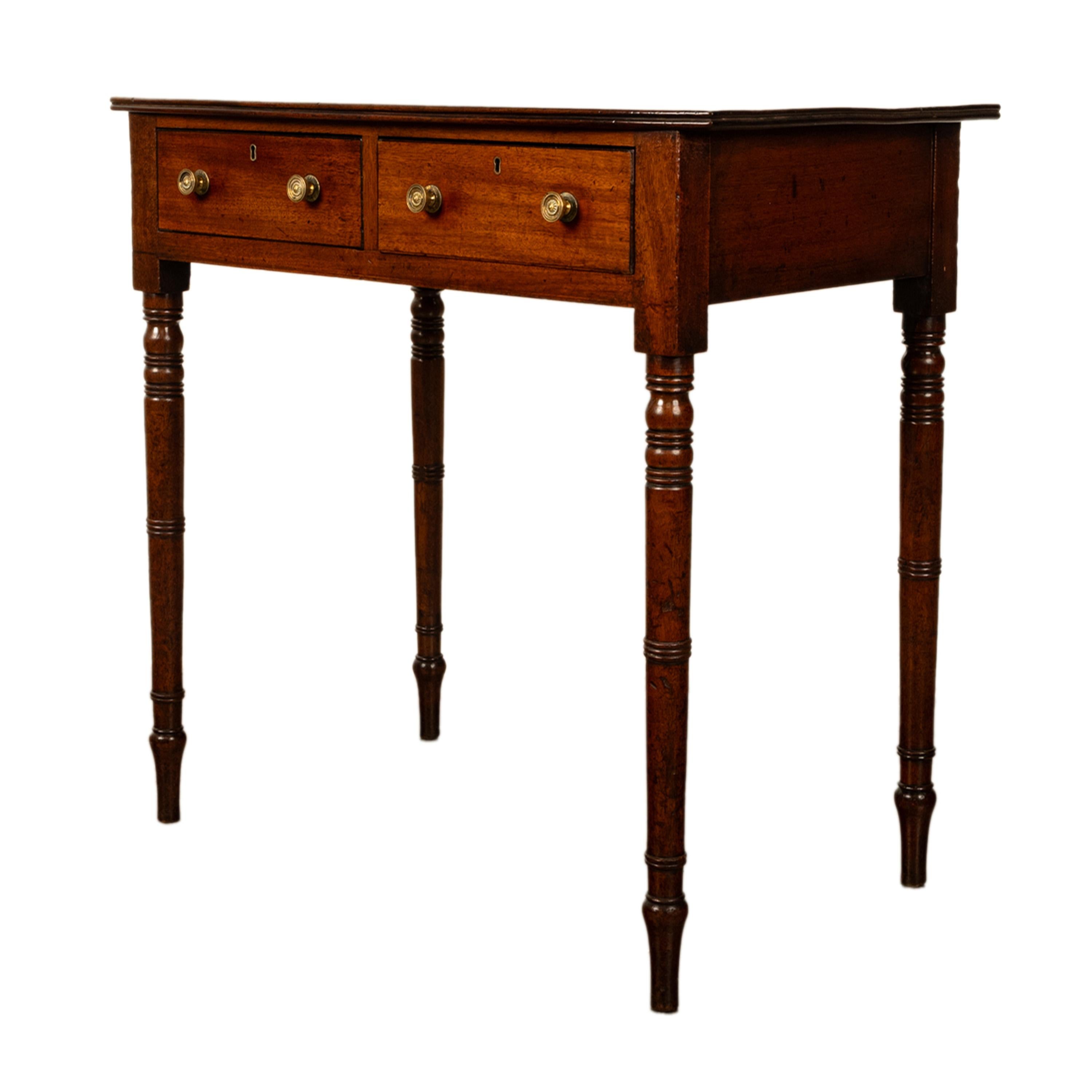 Anglais Ancienne table à écrire d'appoint à deux tiroirs en acajou géorgien Gillows 1790