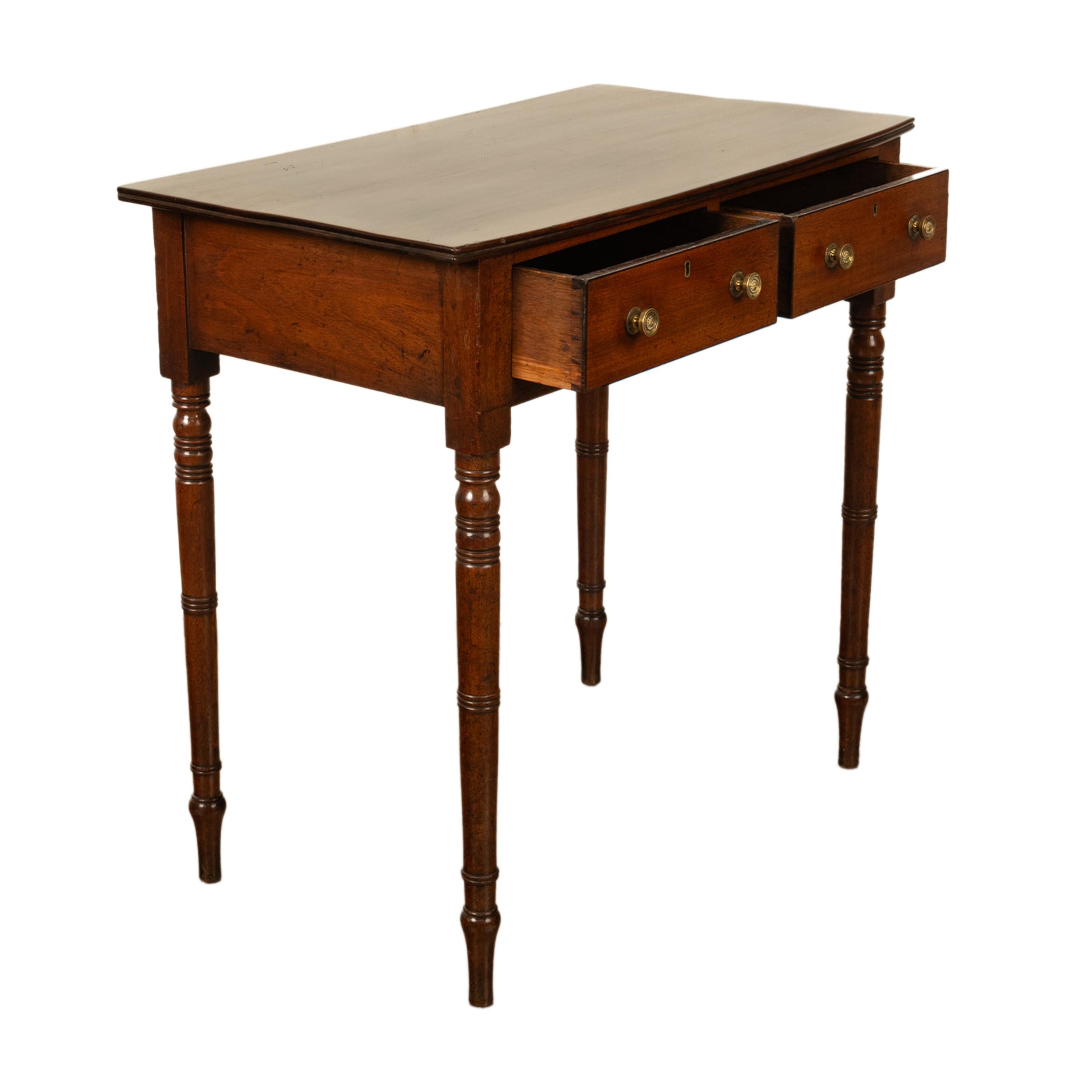 Acajou Ancienne table à écrire d'appoint à deux tiroirs en acajou géorgien Gillows 1790