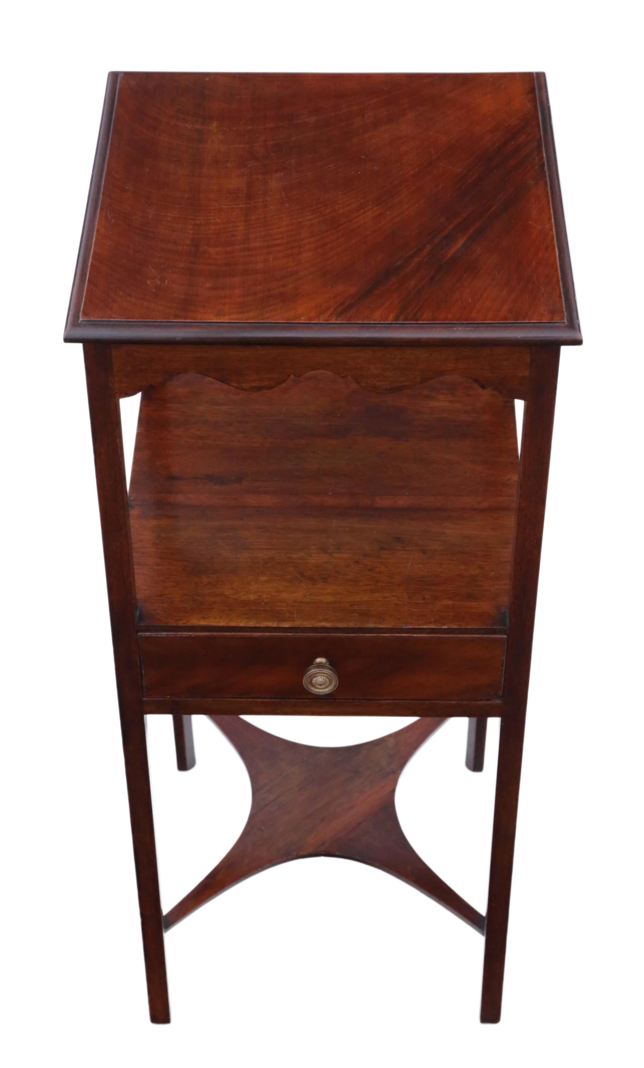 Antique quality Georgian mahogany washstand, nightstand or bedside table C1820.

Great rare item, which is solid with no loose joints. The drawer slides freely.

Lovely age, colour and patina.

36cm wide x 36cm deep x 82cm high, 23cmH space
