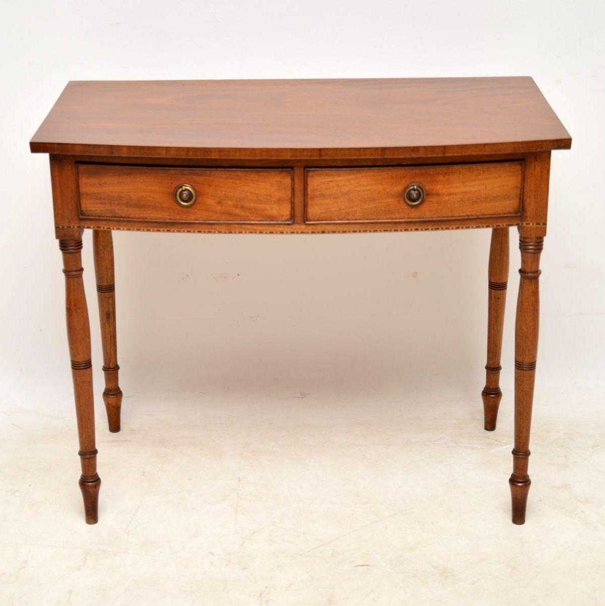 Antique Georgian period mahogany writing table or side table, dating from around the 1810-1830s period. It’s in excellent condition and has a nice original colour. This delightful table is bow fronted, with two finely dovetailed drawers that have