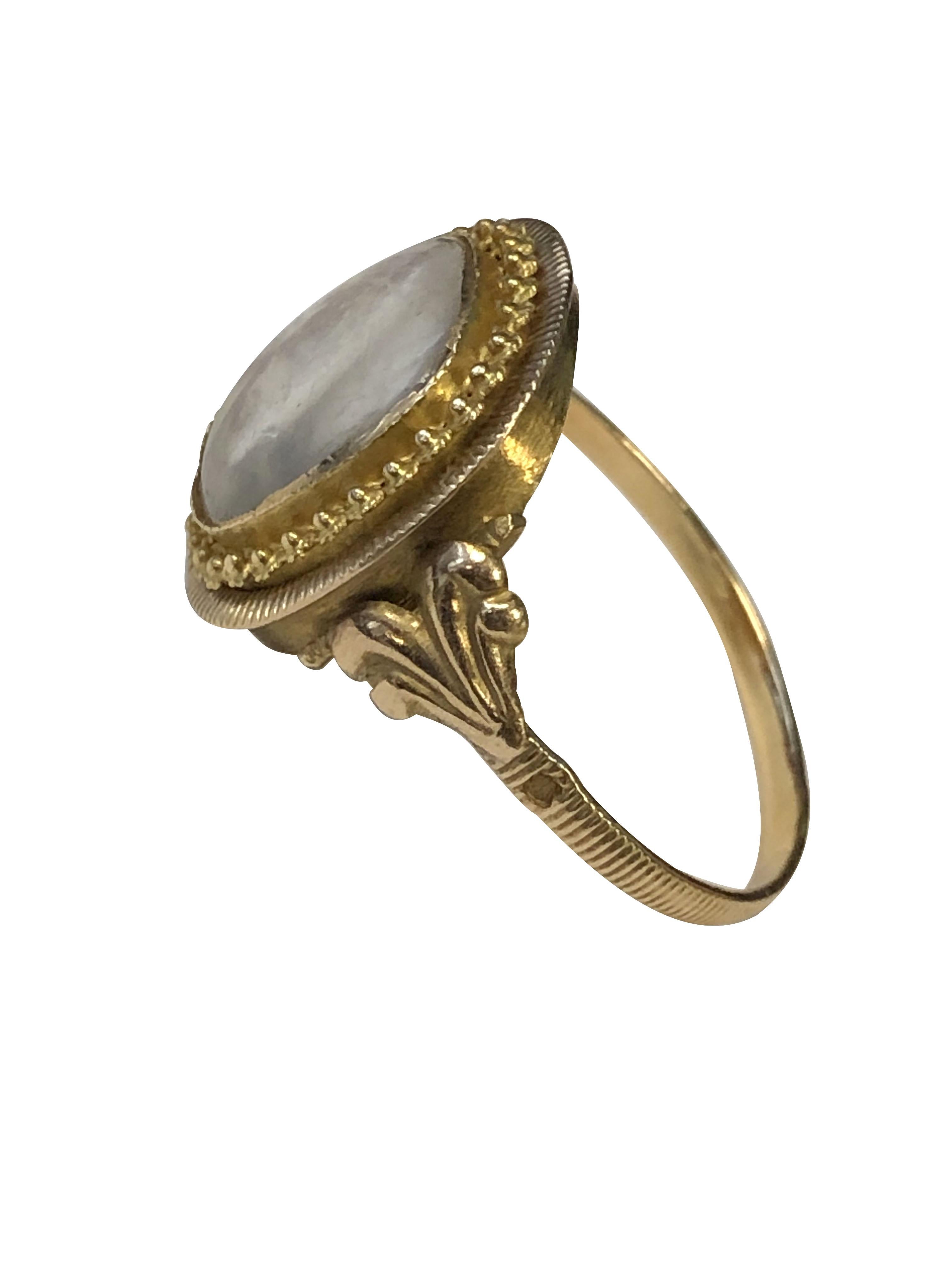 Anello commemorativo in oro giallo, 1780 - 1810 circa,  molto probabilmente britannica e testata come 15k, la parte superiore misura 5/8 X  5/7 di pollice, fine lavoro di granulazione che circonda la lunetta, vetro originale a cupola che copre