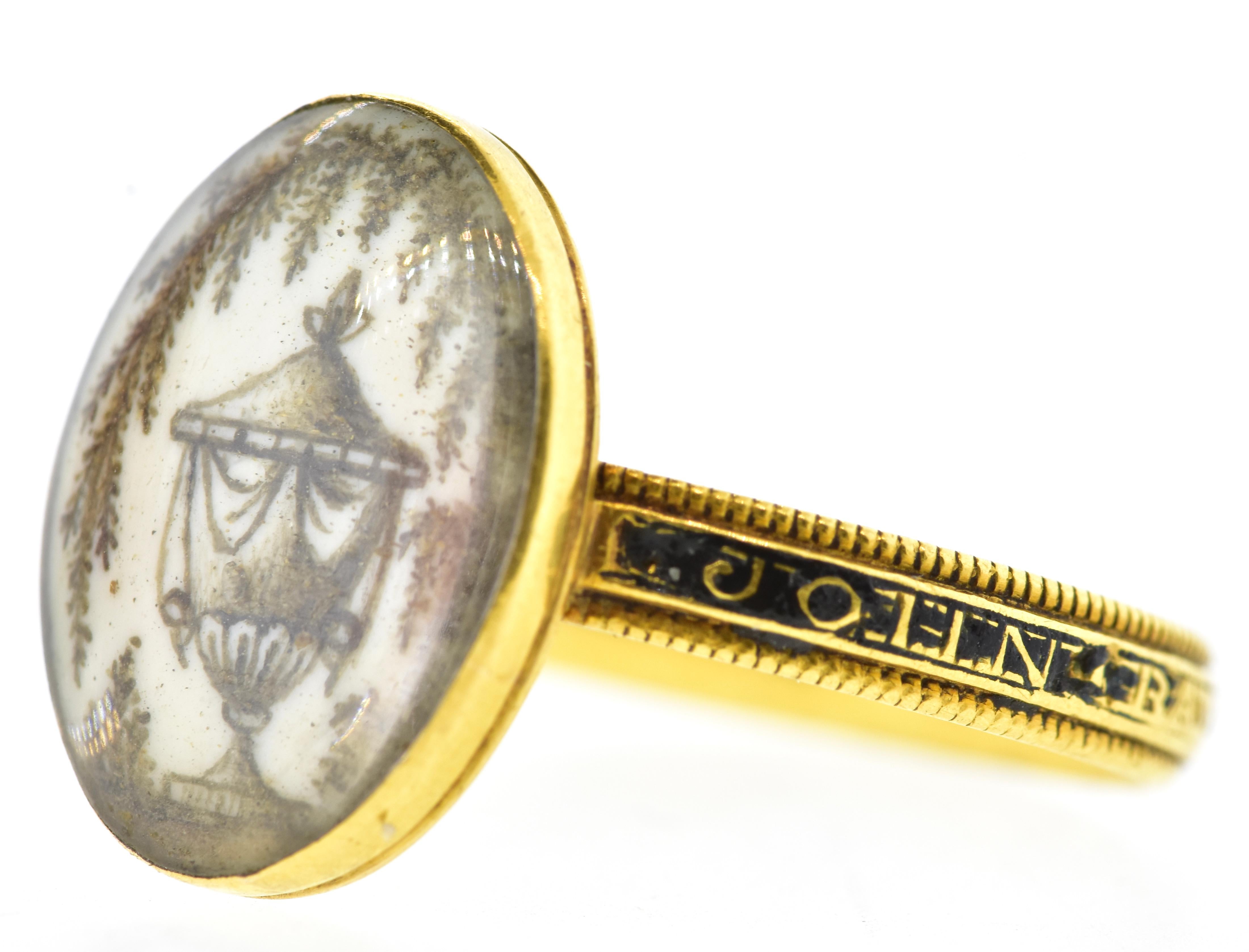 Bague commémorative géorgienne.  Il s'agit d'une bague de deuil américaine en or 18K émaillé et peint en miniature (sous le cristal de roche) d'une importance historique, représentant un vaisseau commémorant 