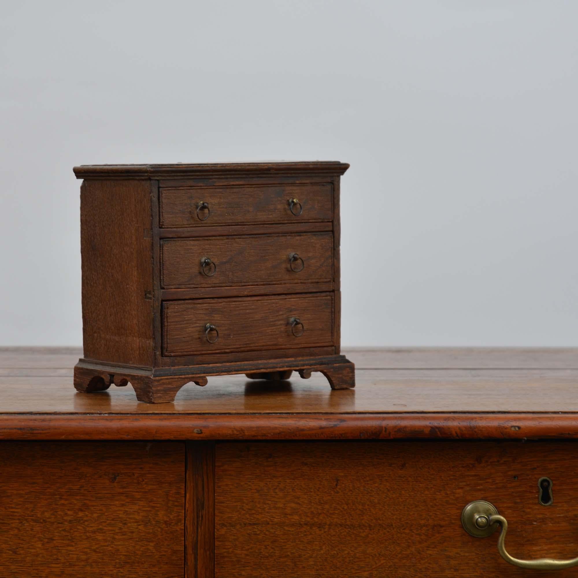 Giorgio III Antica cassettiera georgiana in miniatura in rovere in vendita