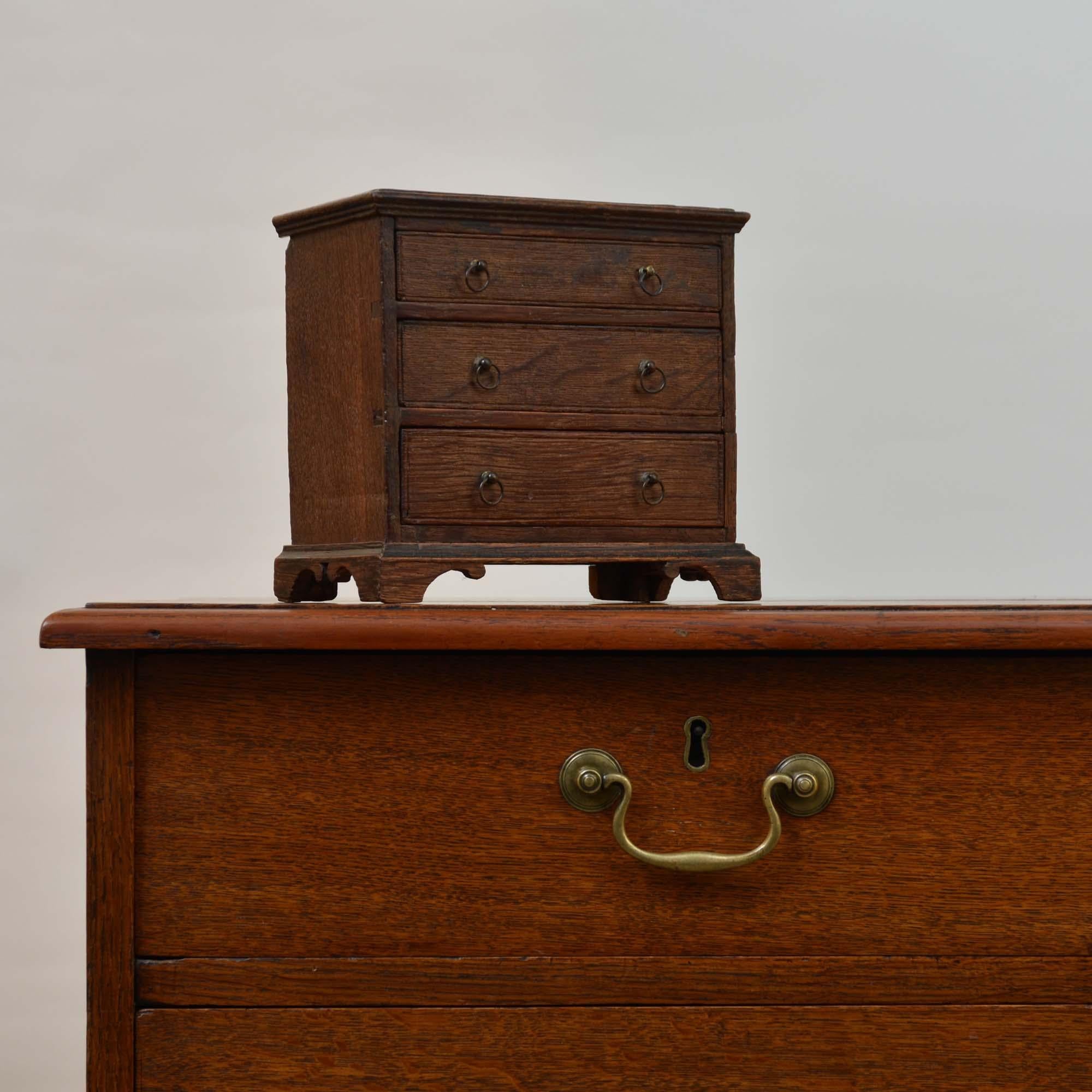 Inglese Antica cassettiera georgiana in miniatura in rovere in vendita