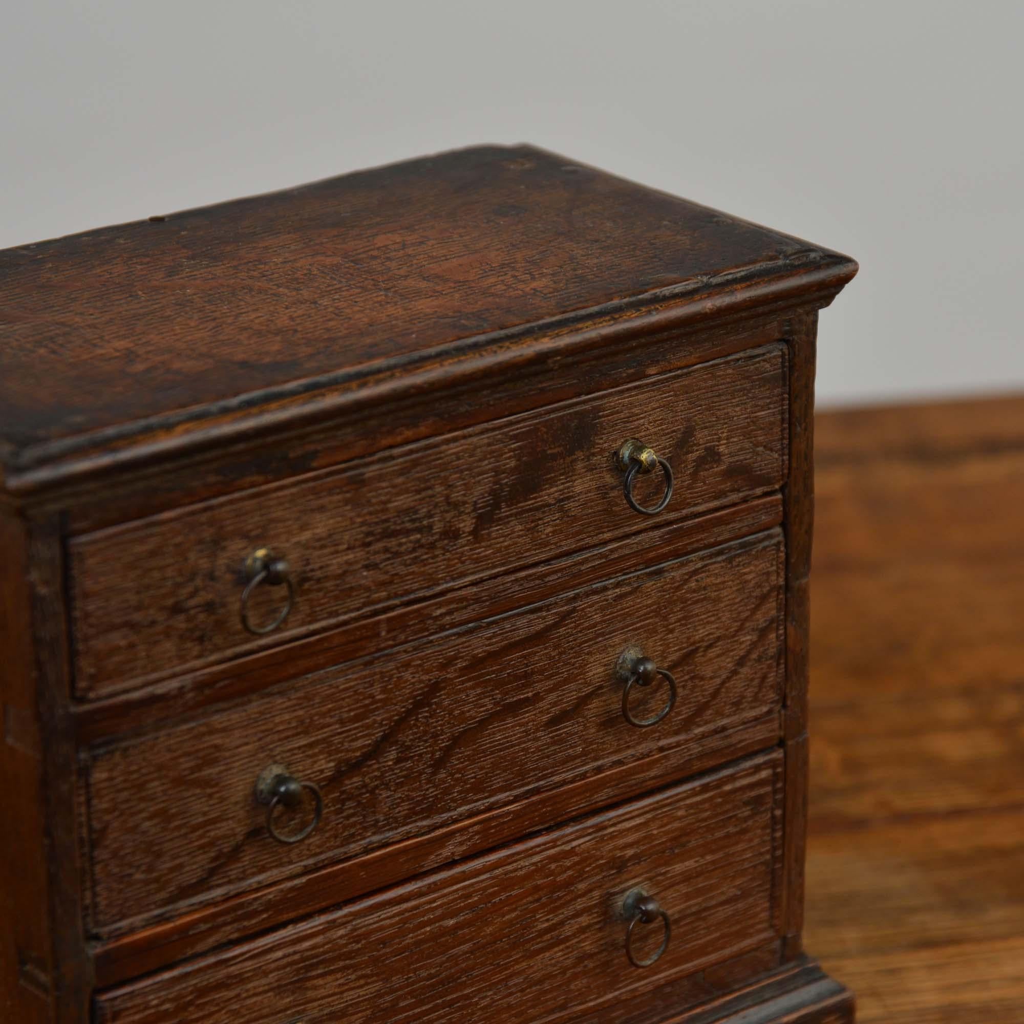 Antica cassettiera georgiana in miniatura in rovere In condizioni buone in vendita a Castle Douglas, GB