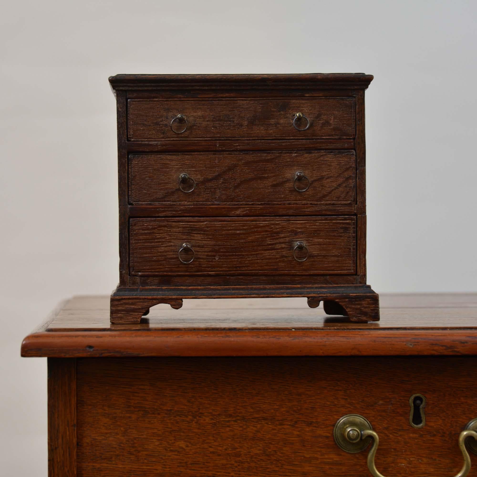 XVIII secolo Antica cassettiera georgiana in miniatura in rovere in vendita