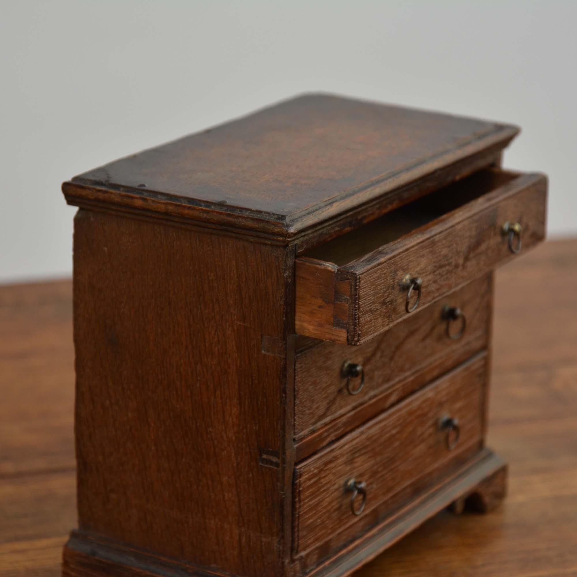 Quercia Antica cassettiera georgiana in miniatura in rovere in vendita