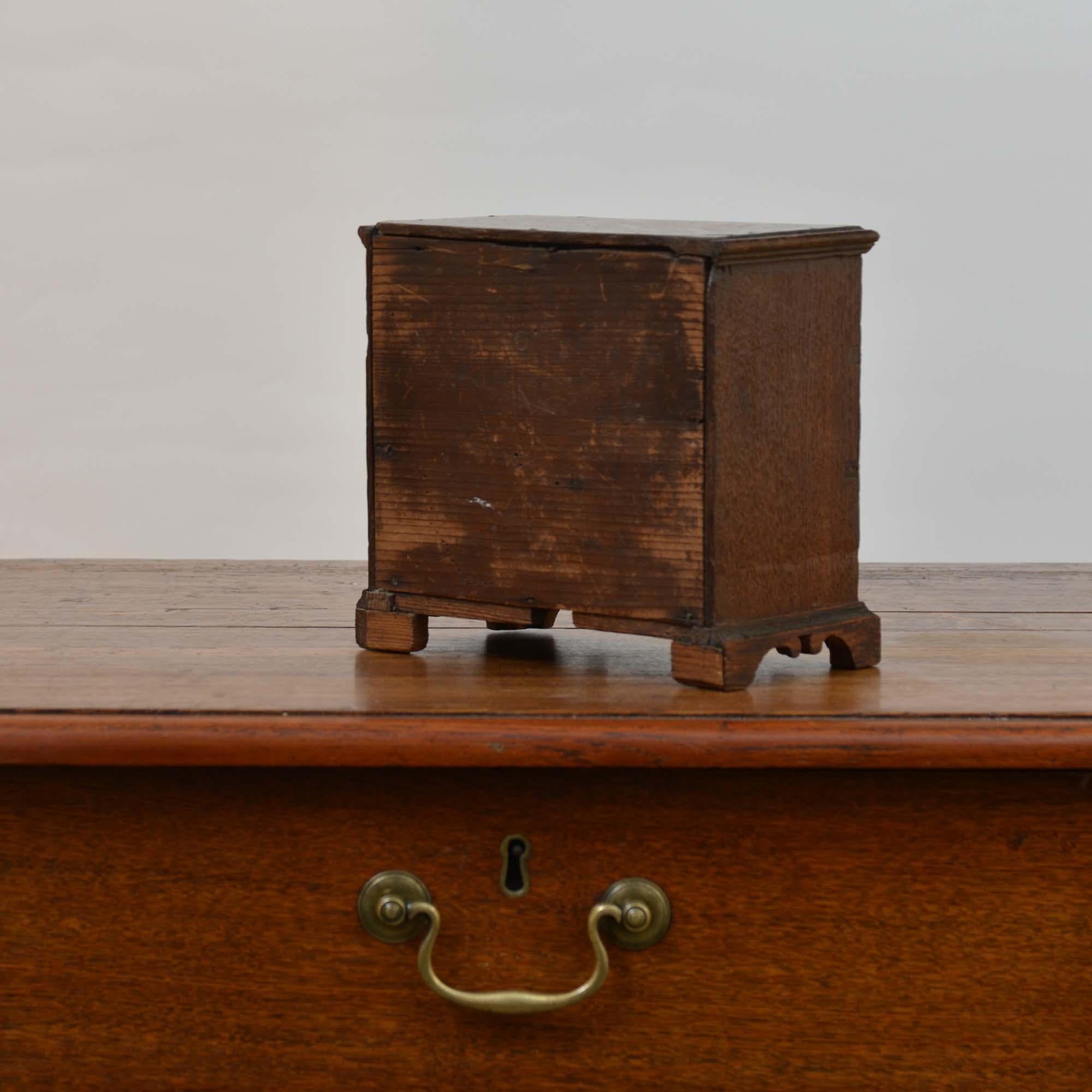 Antica cassettiera georgiana in miniatura in rovere in vendita 1