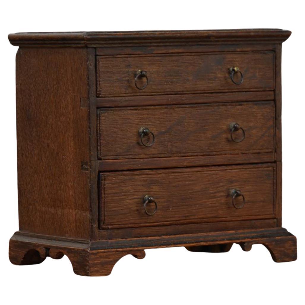 Antica cassettiera georgiana in miniatura in rovere