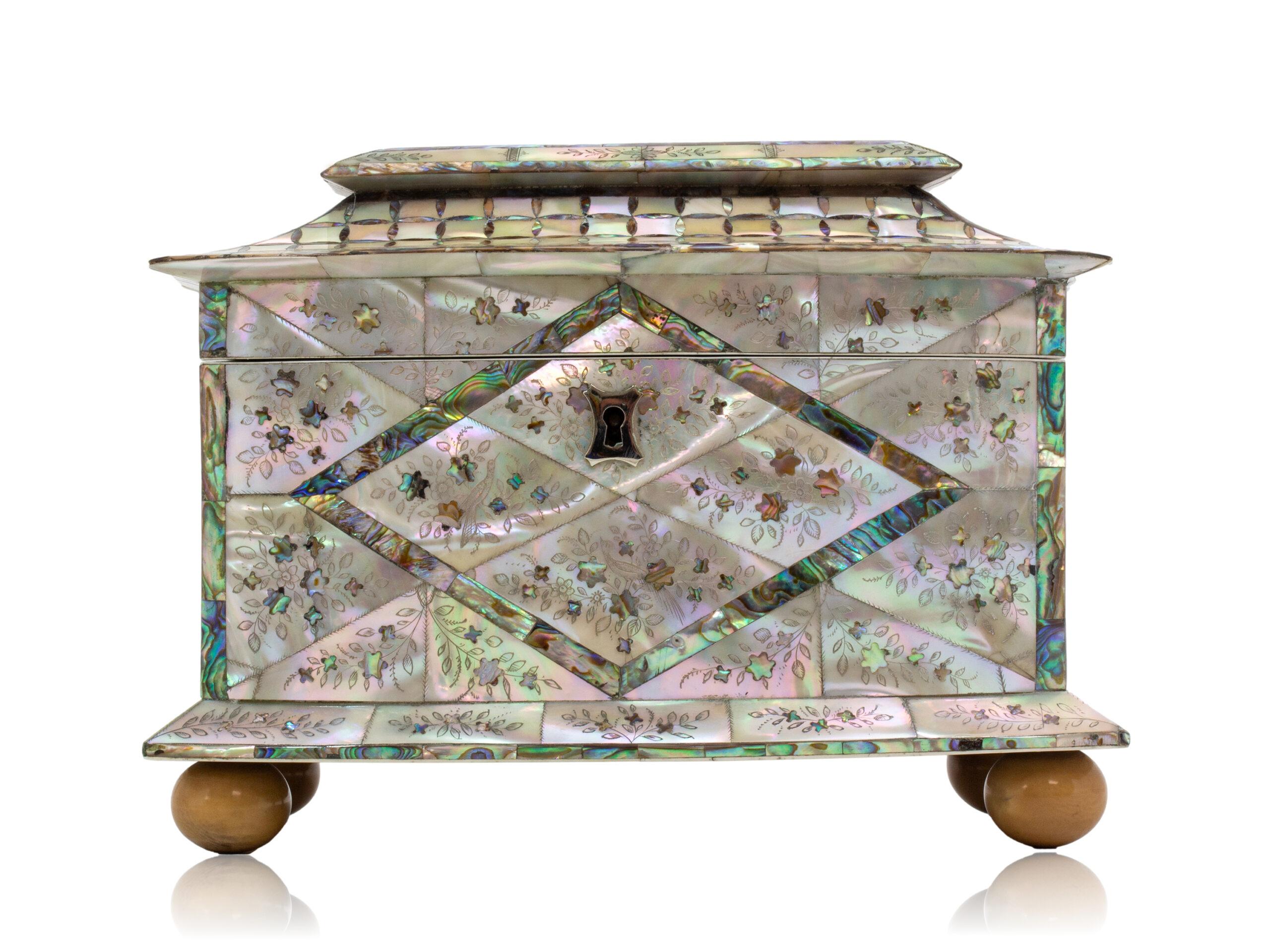 Regency, circa 1820

Dalla nostra collezione di Tea Caddy, siamo lieti di presentare questo Tea Caddy con fronte ad arco in madreperla. Il Tea Caddy ha una bella forma ad arco con coperchio a pagoda e gonna a zoccolo sollevata da quattro piedini in