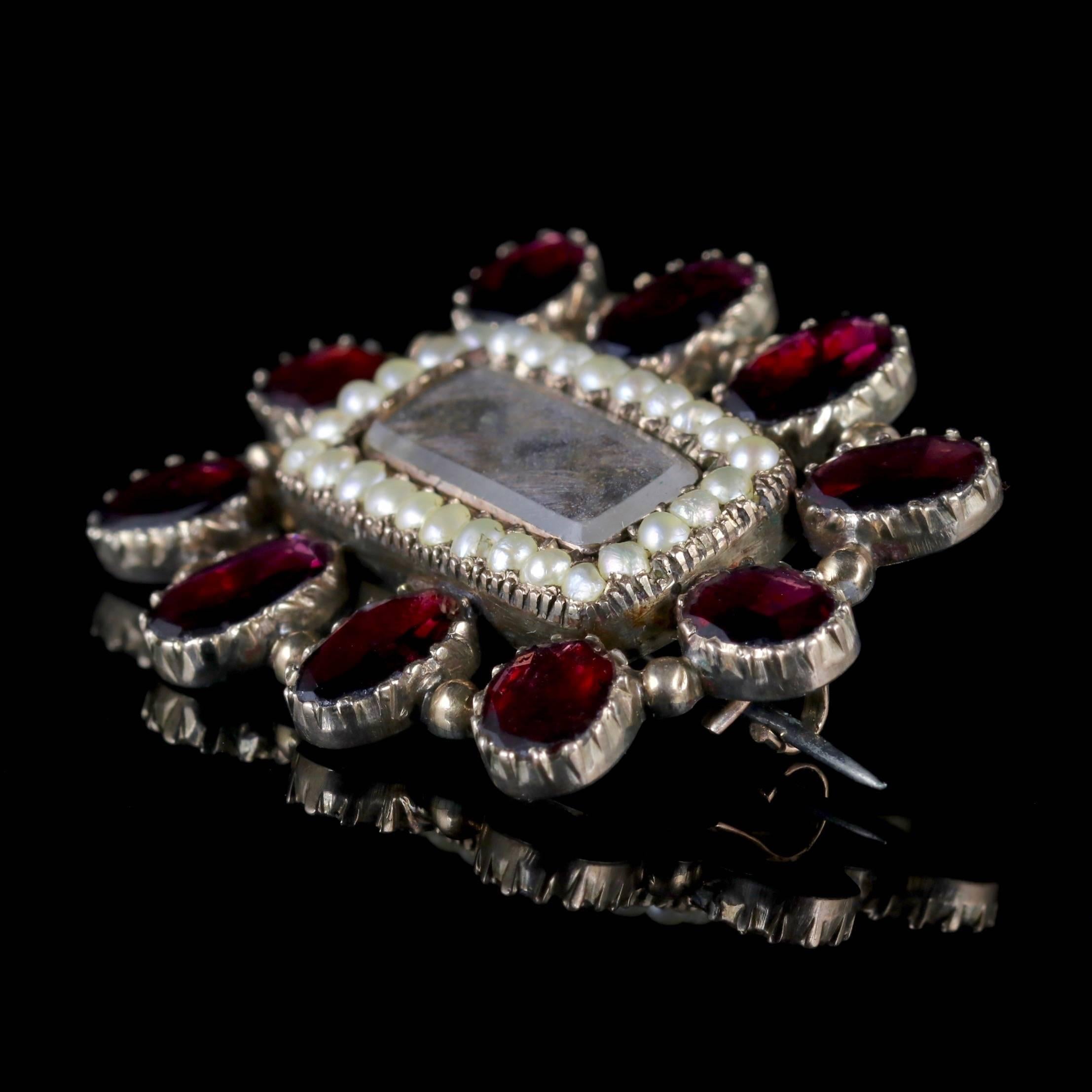 Antique Georgian Mourning Brooch Flat Cut Garnet Pearl 18 Carat Gold, circa 1800 In Excellent Condition In Lancaster, Lancashire