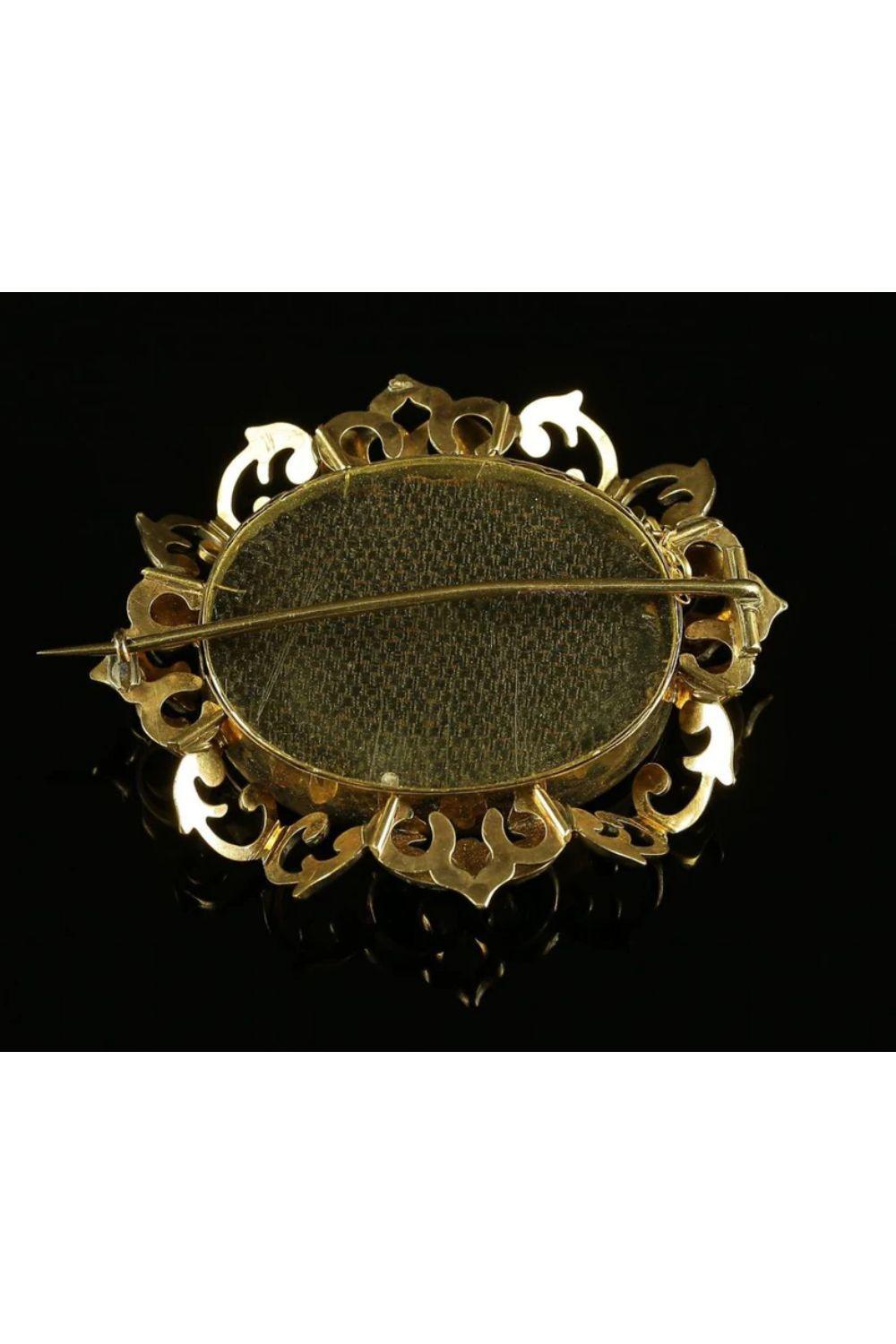 Antique Georgian Mourning Brooch in 18 Carat Gold, circa 1780 In Good Condition For Sale In Kendal, GB